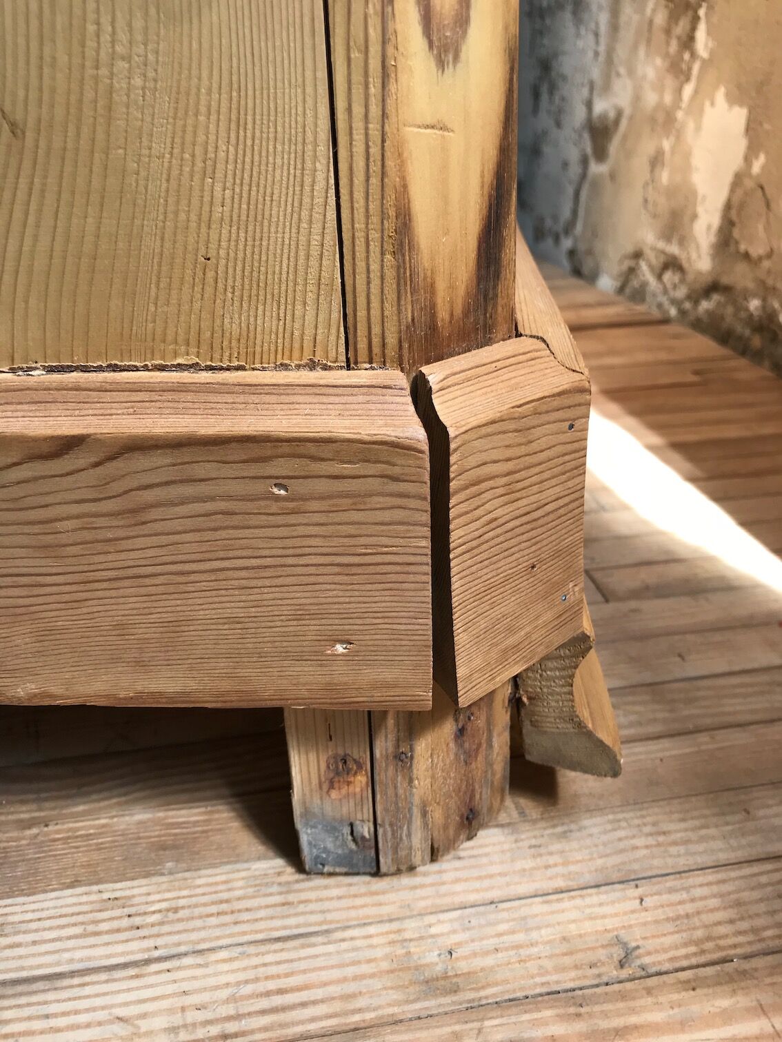 Buffet two bodies in raw pine