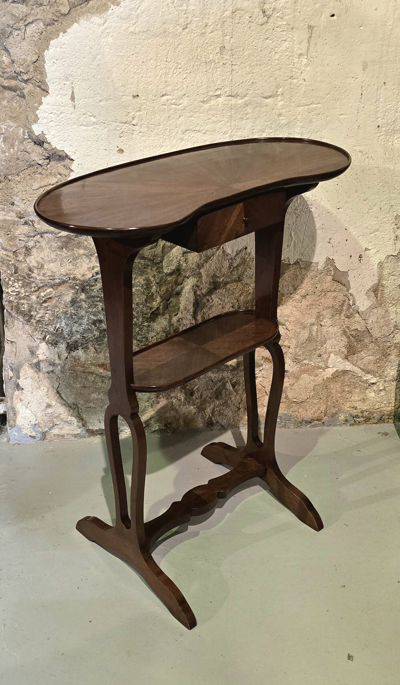 Kidney-shaped table in mahogany veneer, Louis XVI style, 20th century.