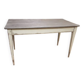 131 cm farm table in solid oak with 19th century tapered legs.