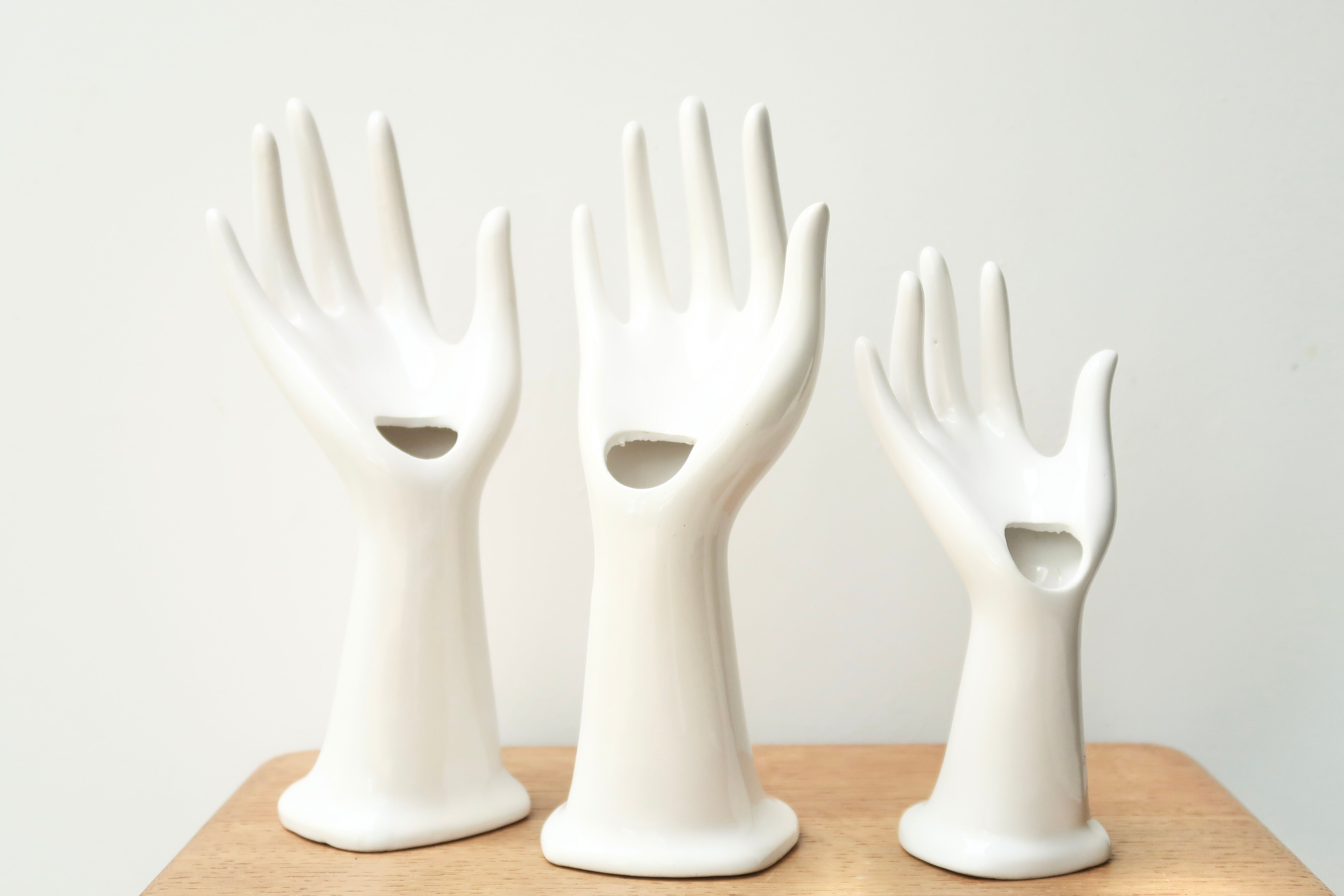 Set of 3 hands in white porcelain, 70s ring