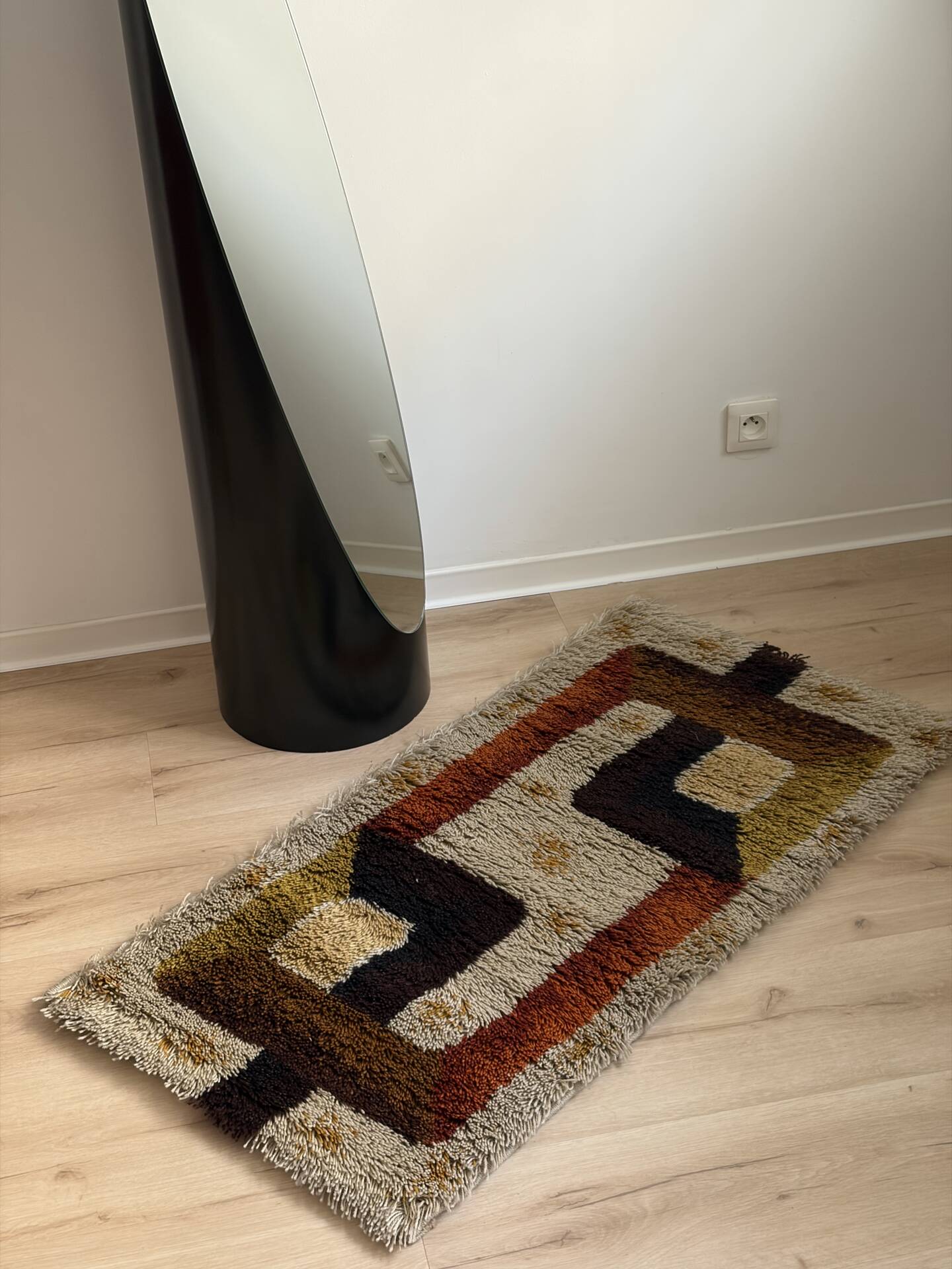 Vintage 1970s Space Age rug in long pile wool 62x115.