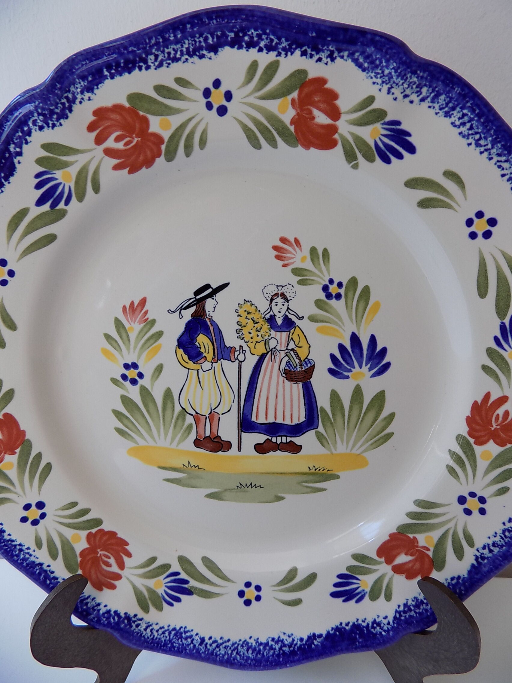 Plate of Breton earthenware of regional art KG France Quimper