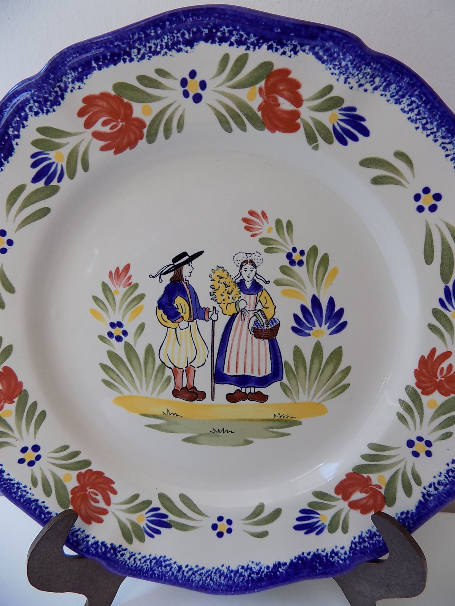 Plate of Breton earthenware of regional art KG France Quimper