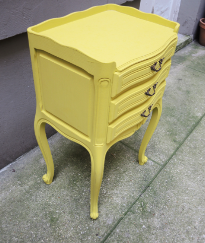 Table de chevet style Louis XV relookée en jaune