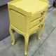 Table de chevet style Louis XV relookée en jaune