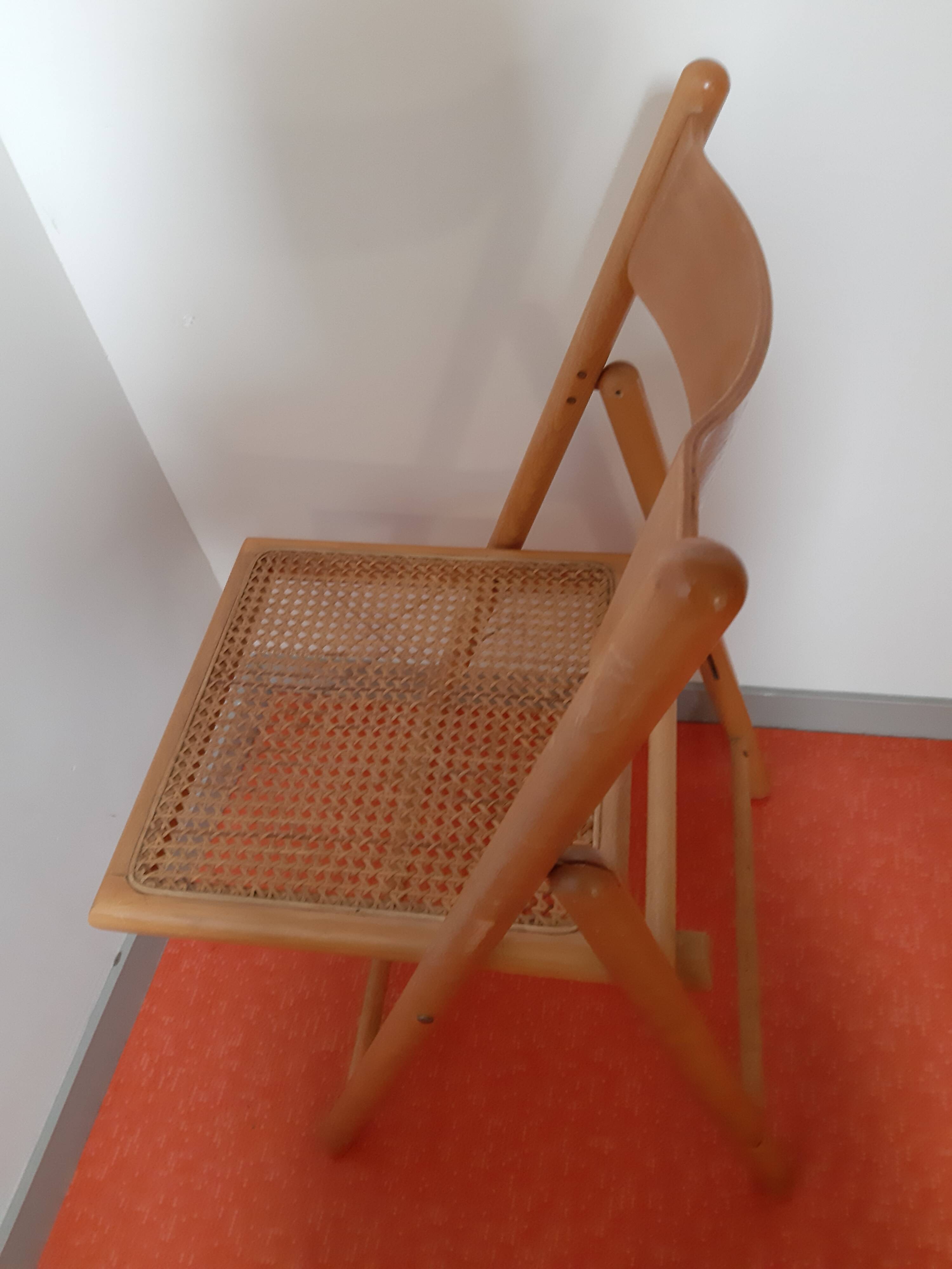Folding chair in cannage