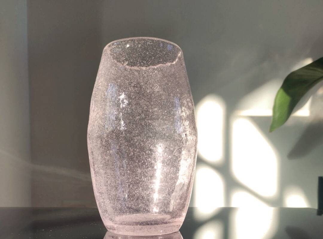 Artisanal vase in pink/transparent bubbled glass
