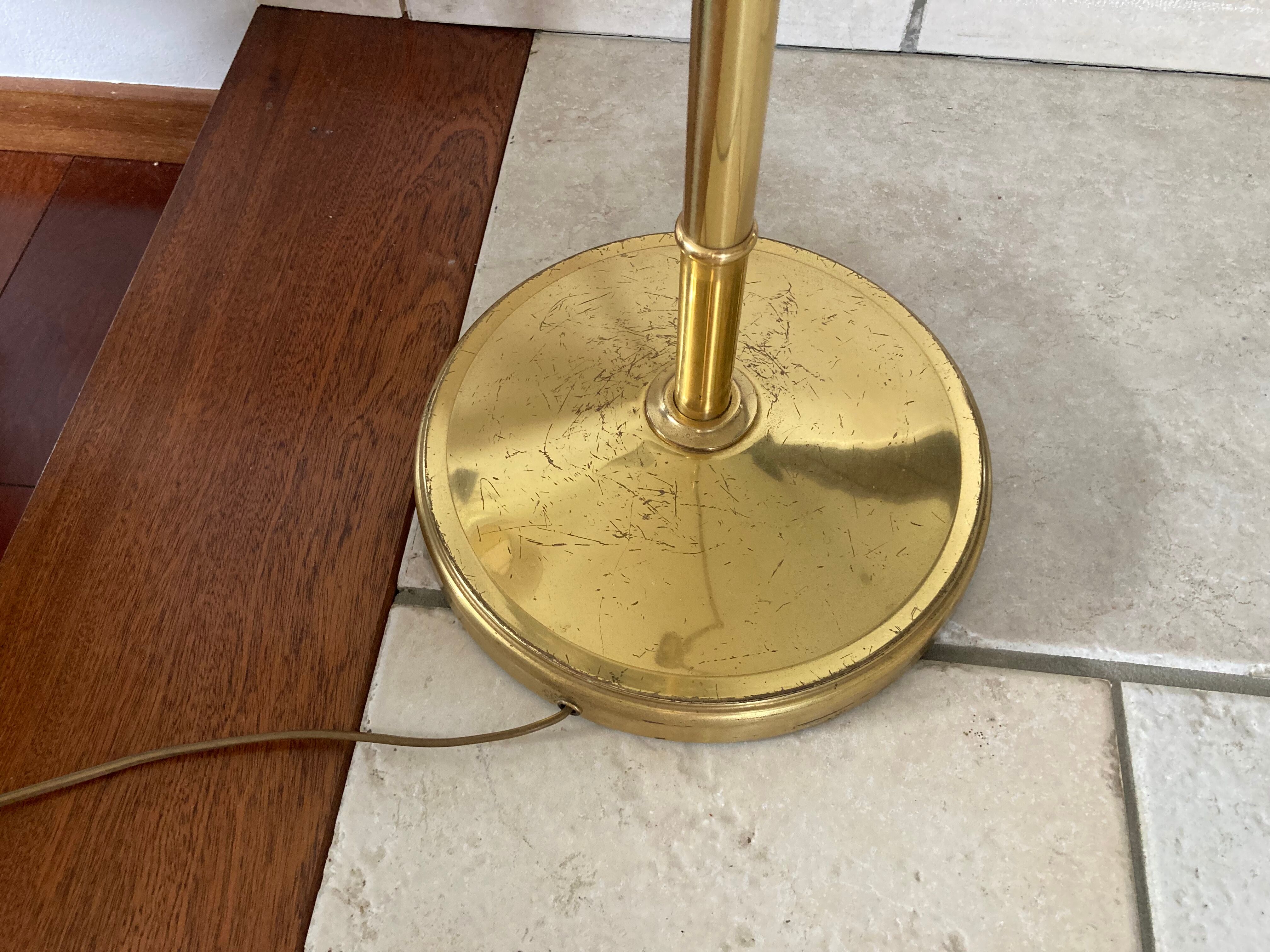 Floor lamp reader with articulated arm