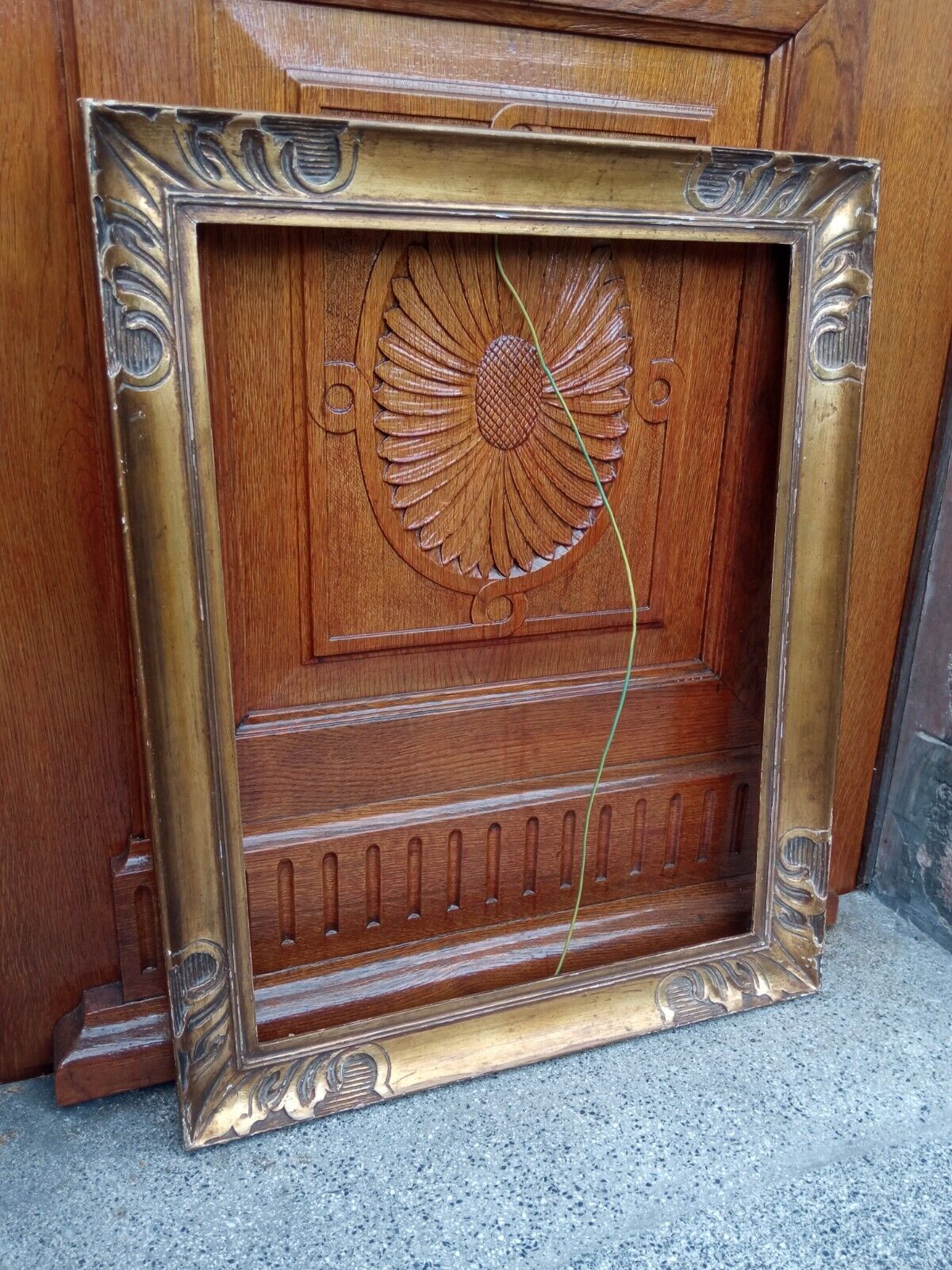 Old Montparnasse frame with keys and gilded leaf - Format 15 P - circa 1950