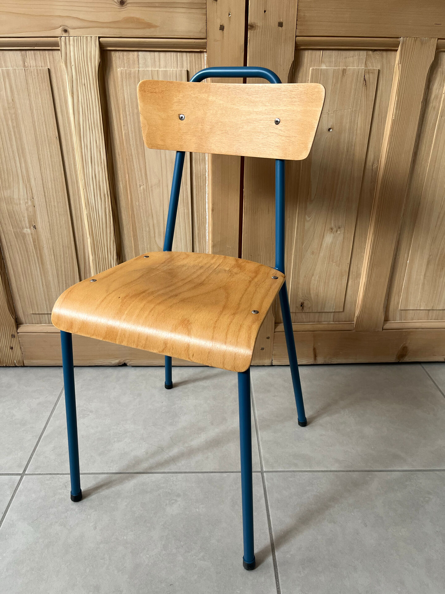 Chaise d'école vintage rénovée