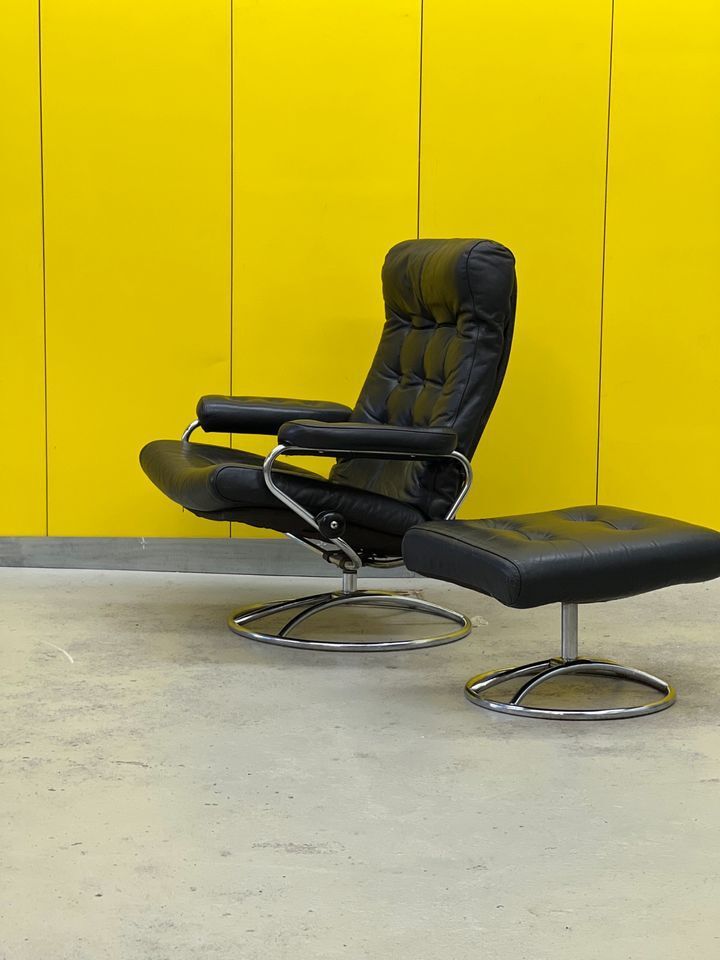 Ekornes Stressless recliner with Ottoman - 1970s Scandinavian Design