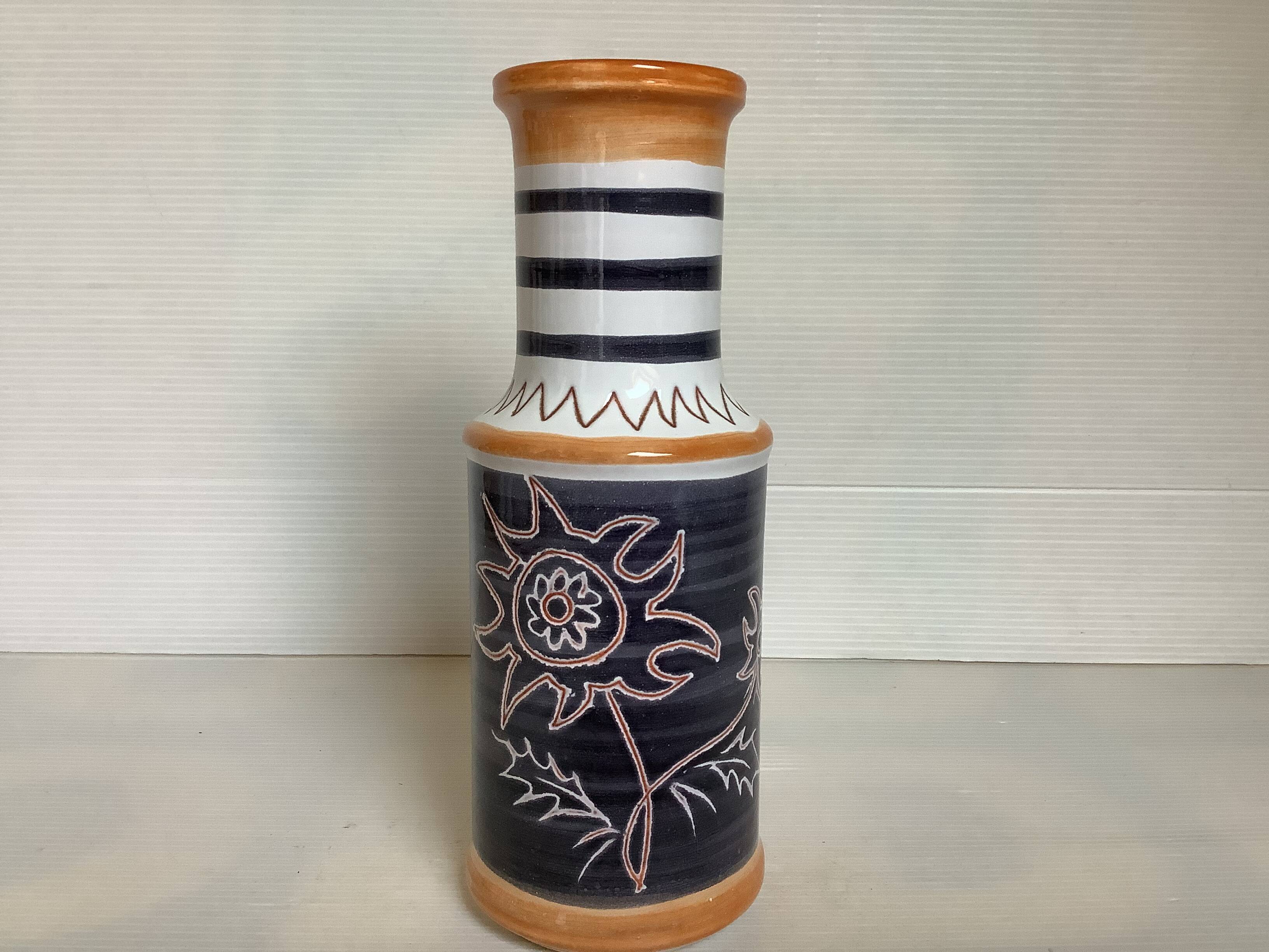 Zoomorphic vase and flowers Margot Plançon