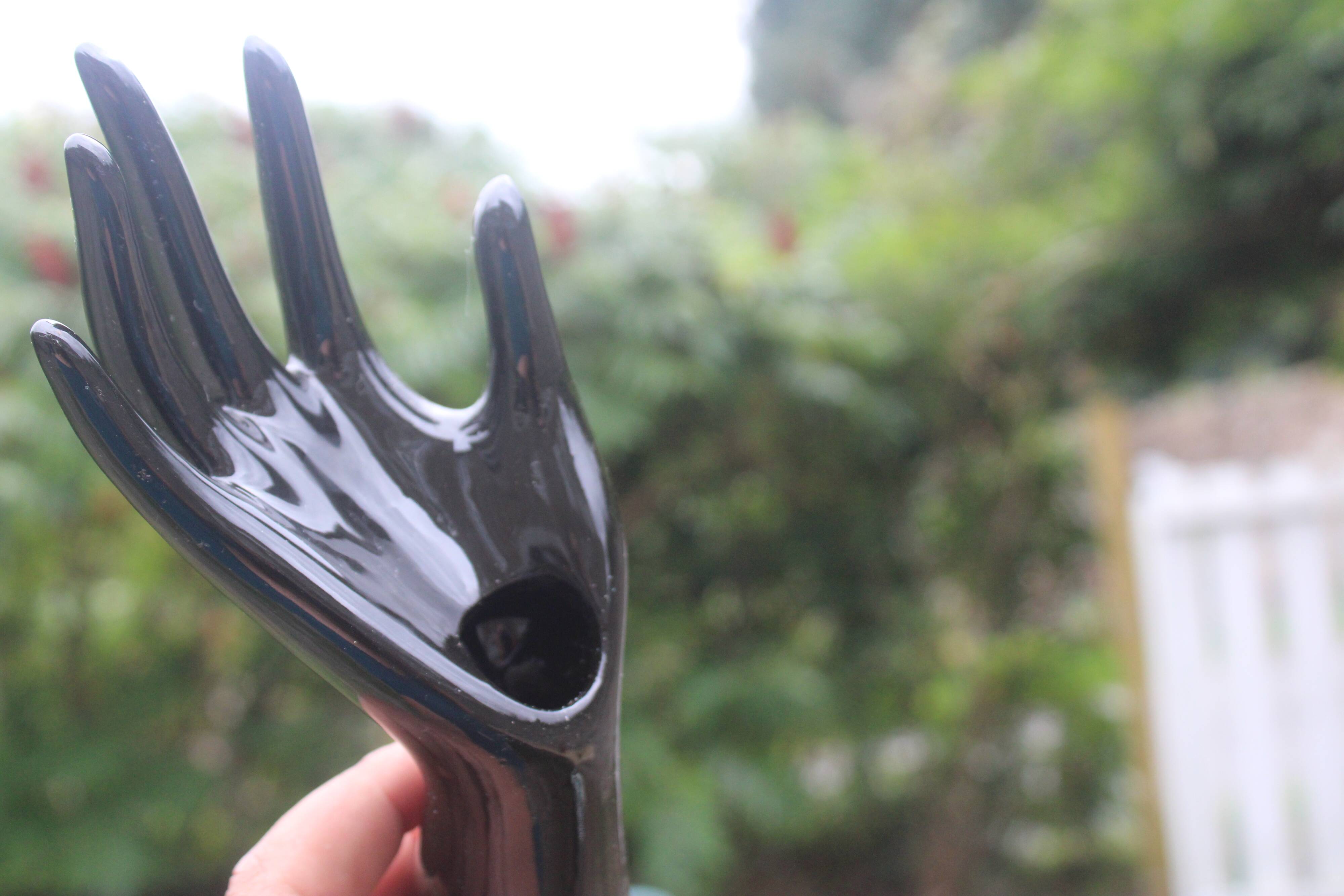Ceramic hand-shaped soliflore