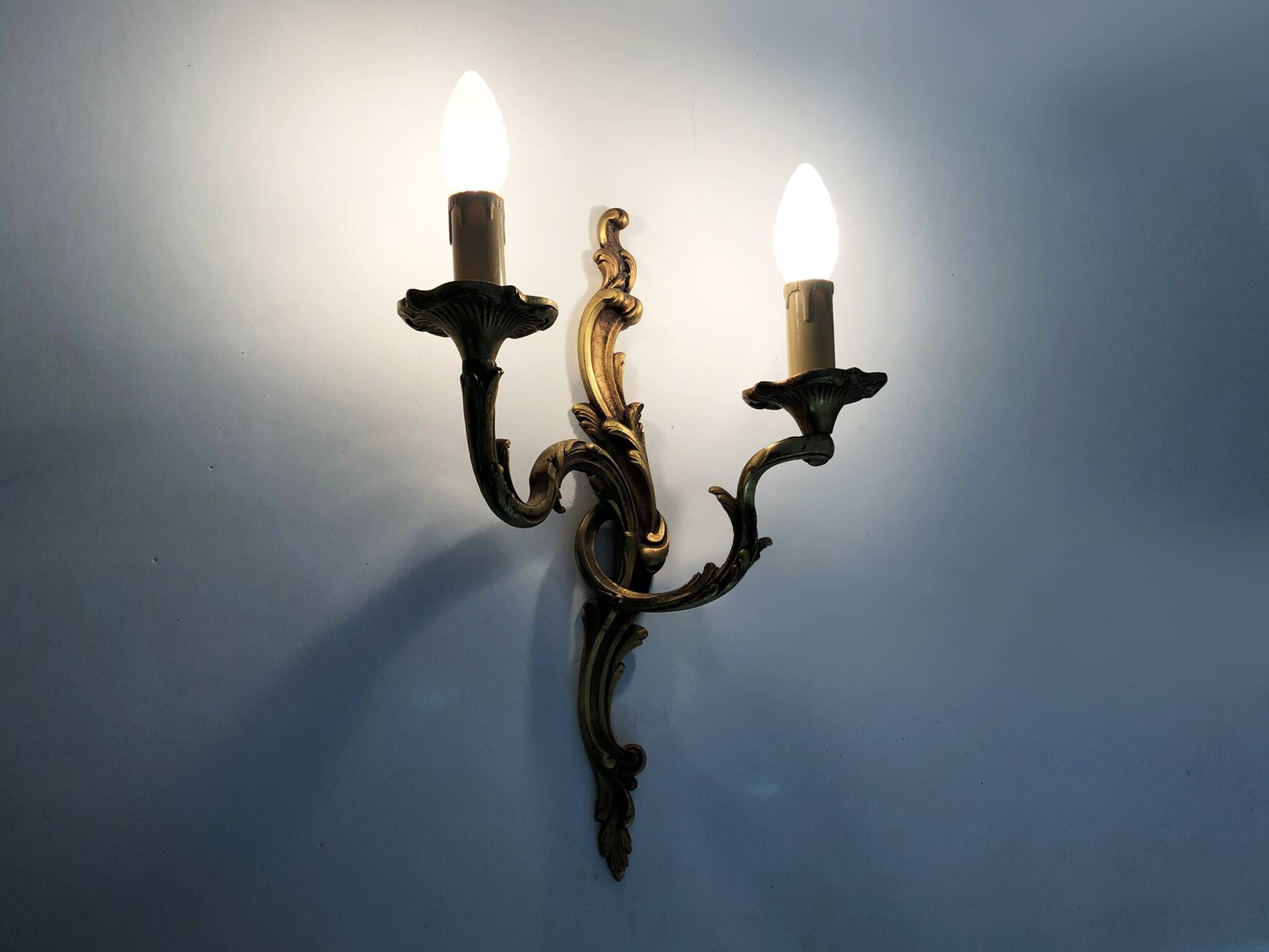 Ancienne applique murale à double feux en bronze, feuille d'acanthes. Années 50