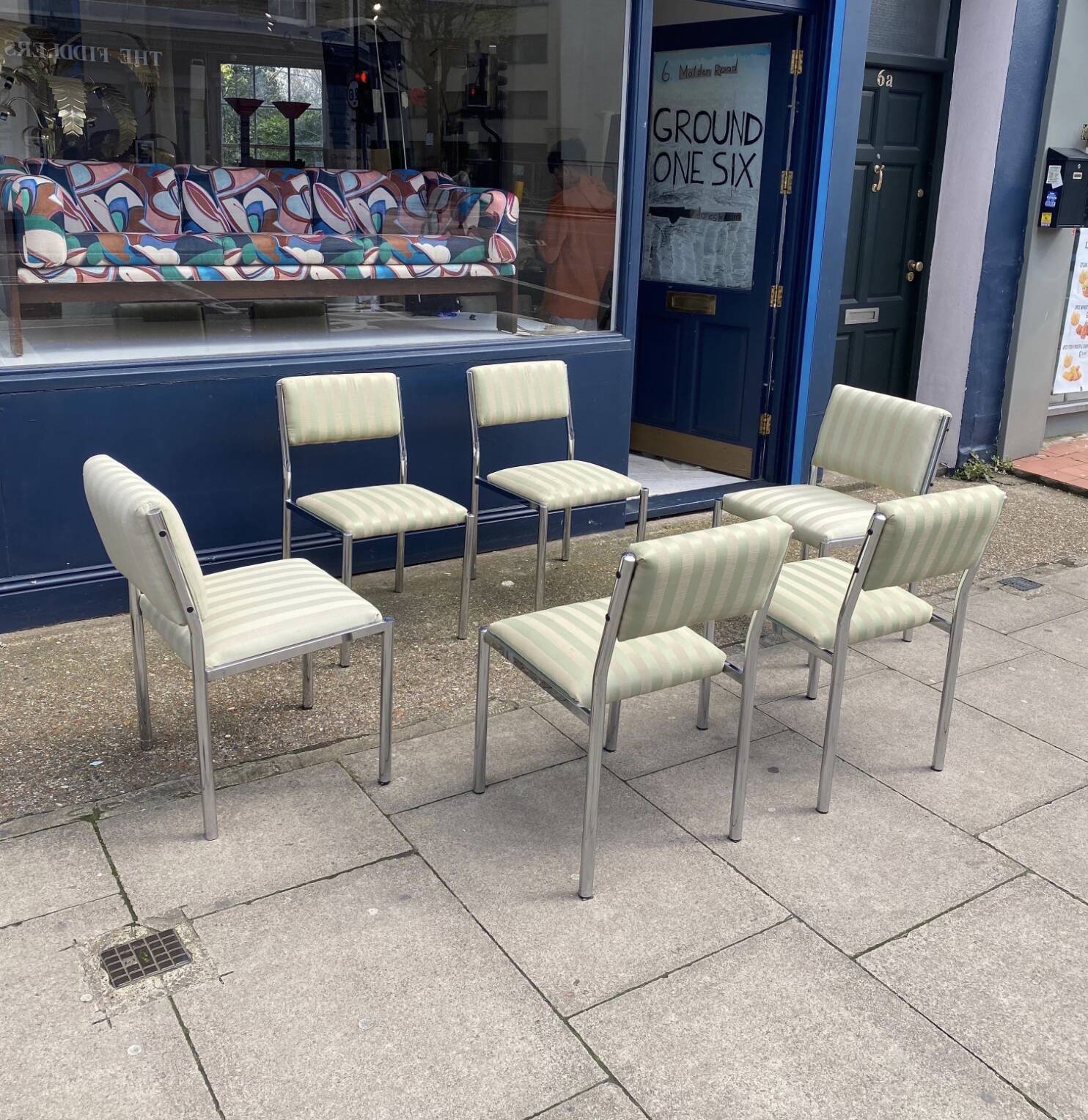 7 chaises de salle à manger chromées des années 1970 Hollywood Regency Modernist Vintage Table Italian