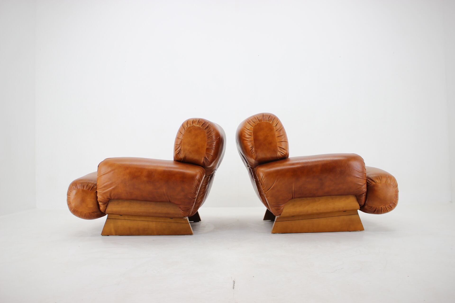 1970s design italian armchairs in wood and cognac leather