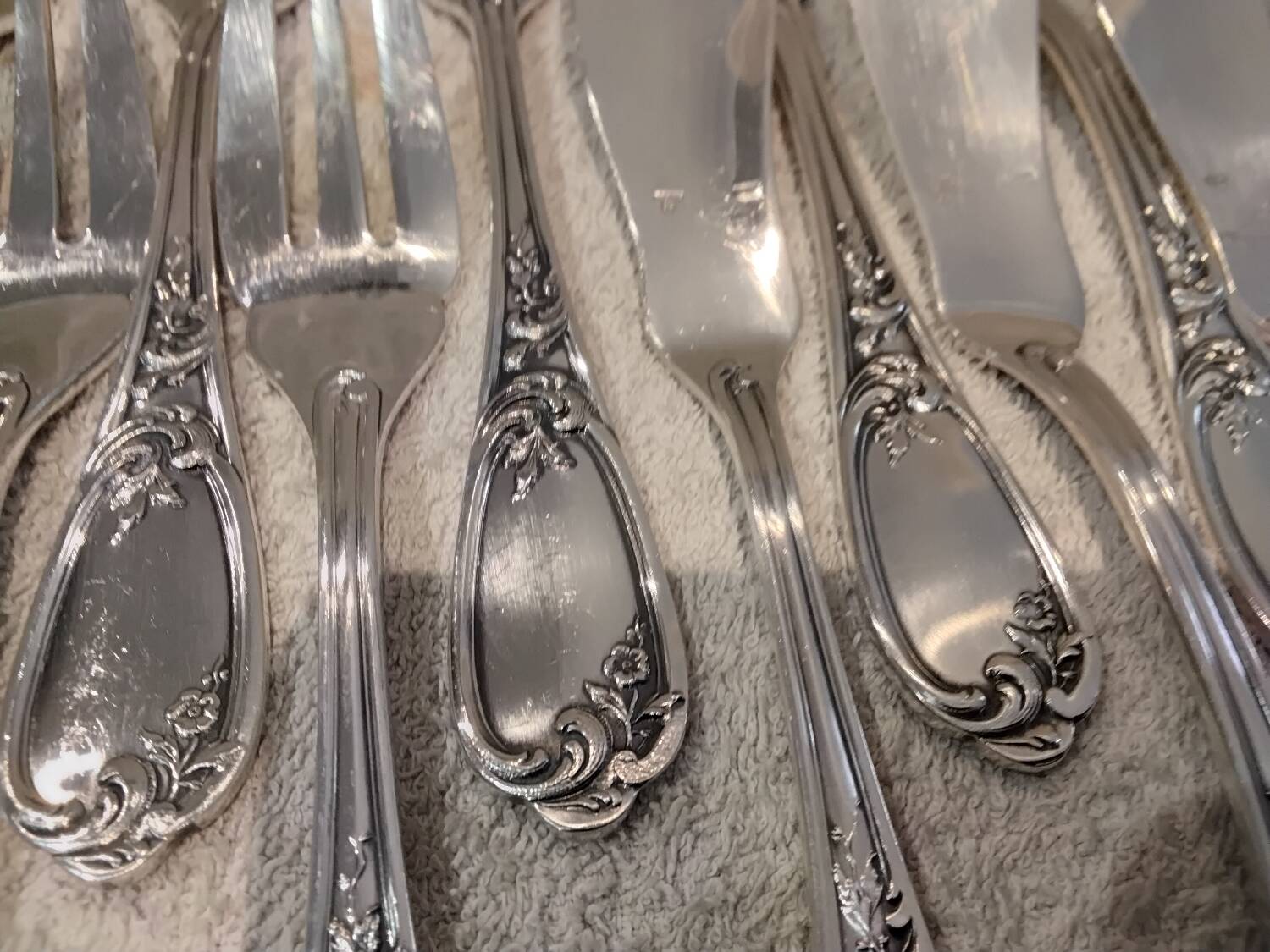 12 fish cutlery pieces, 24 pieces, silver-plated metal, Ercuis Fontenoy silversmith