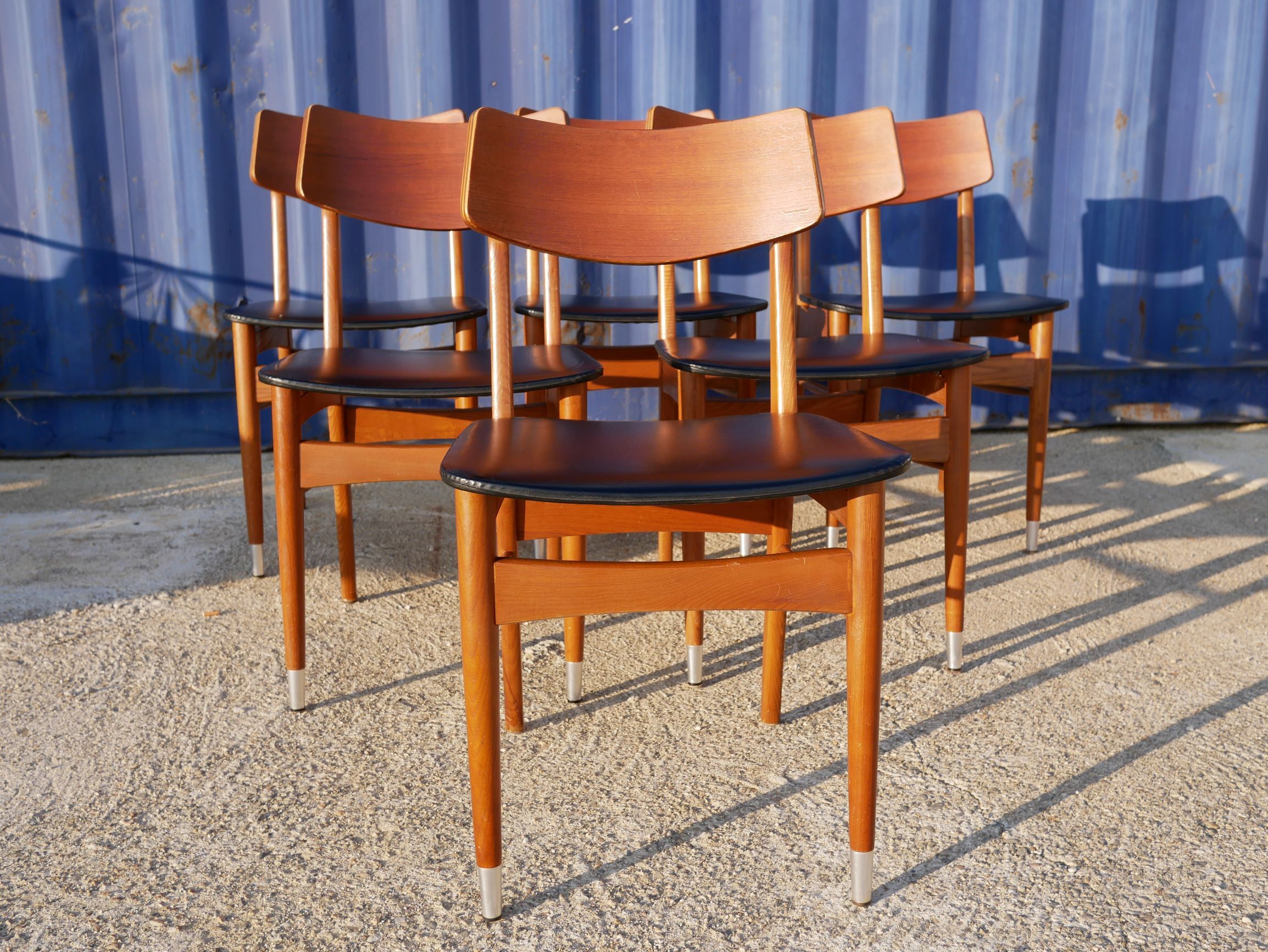 6 scandinavian chairs in wood and black leather