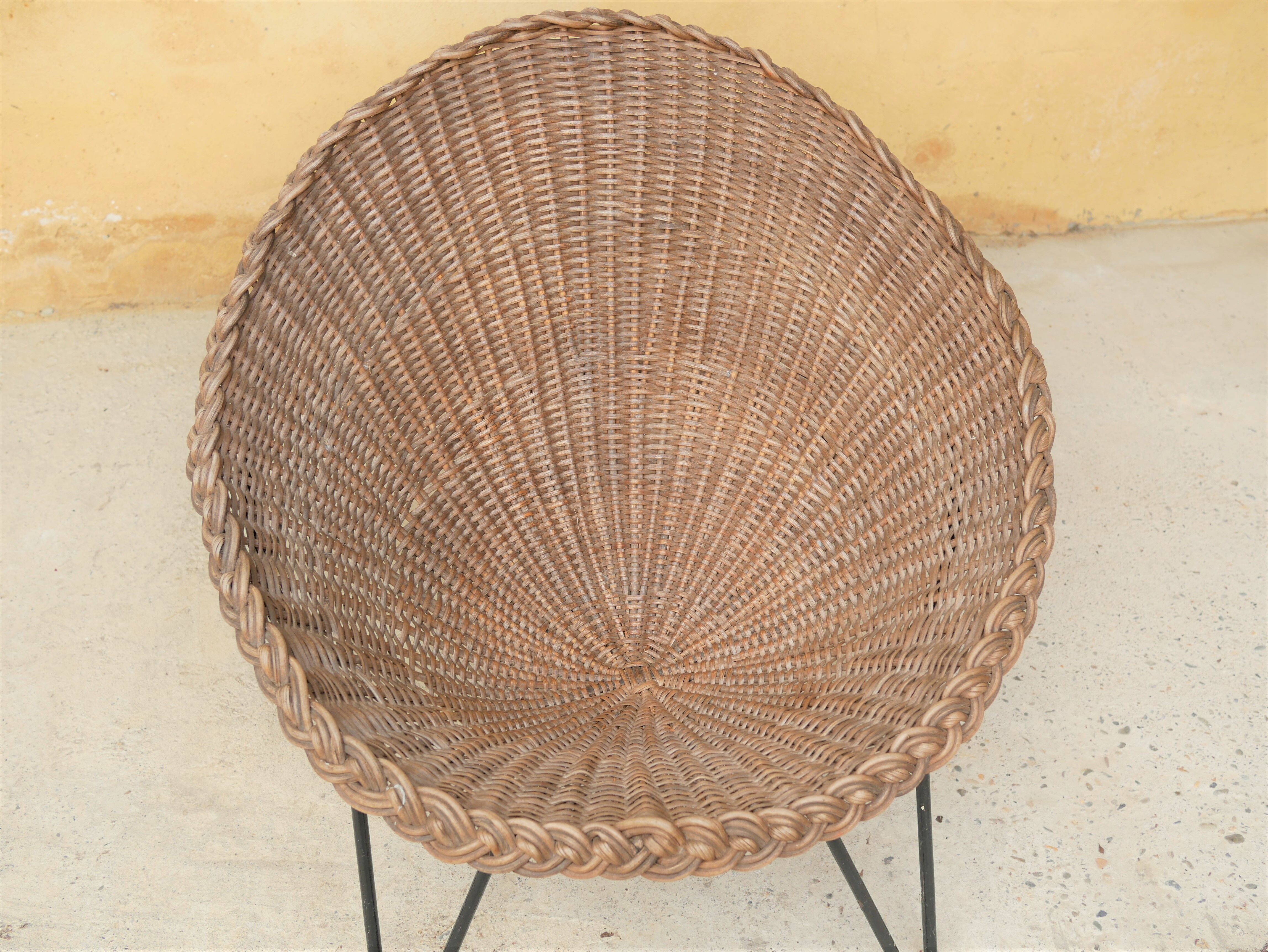 Vintage armchair in rattan feet metal