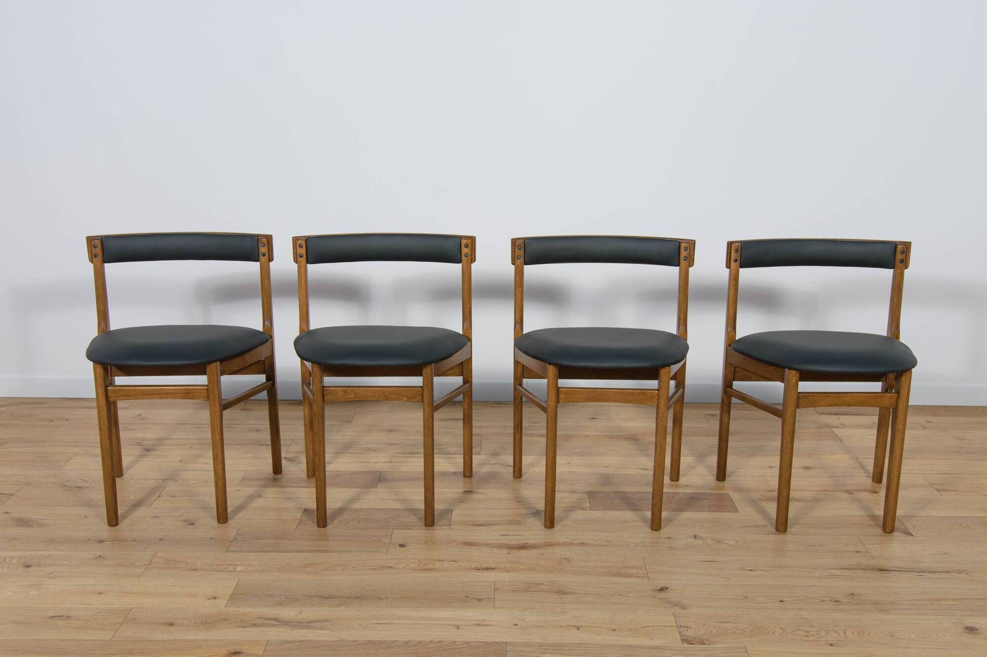 Mid-Century Round Extendable Dining Table and Chairs from McIntosh, 1960s, Set of 5
