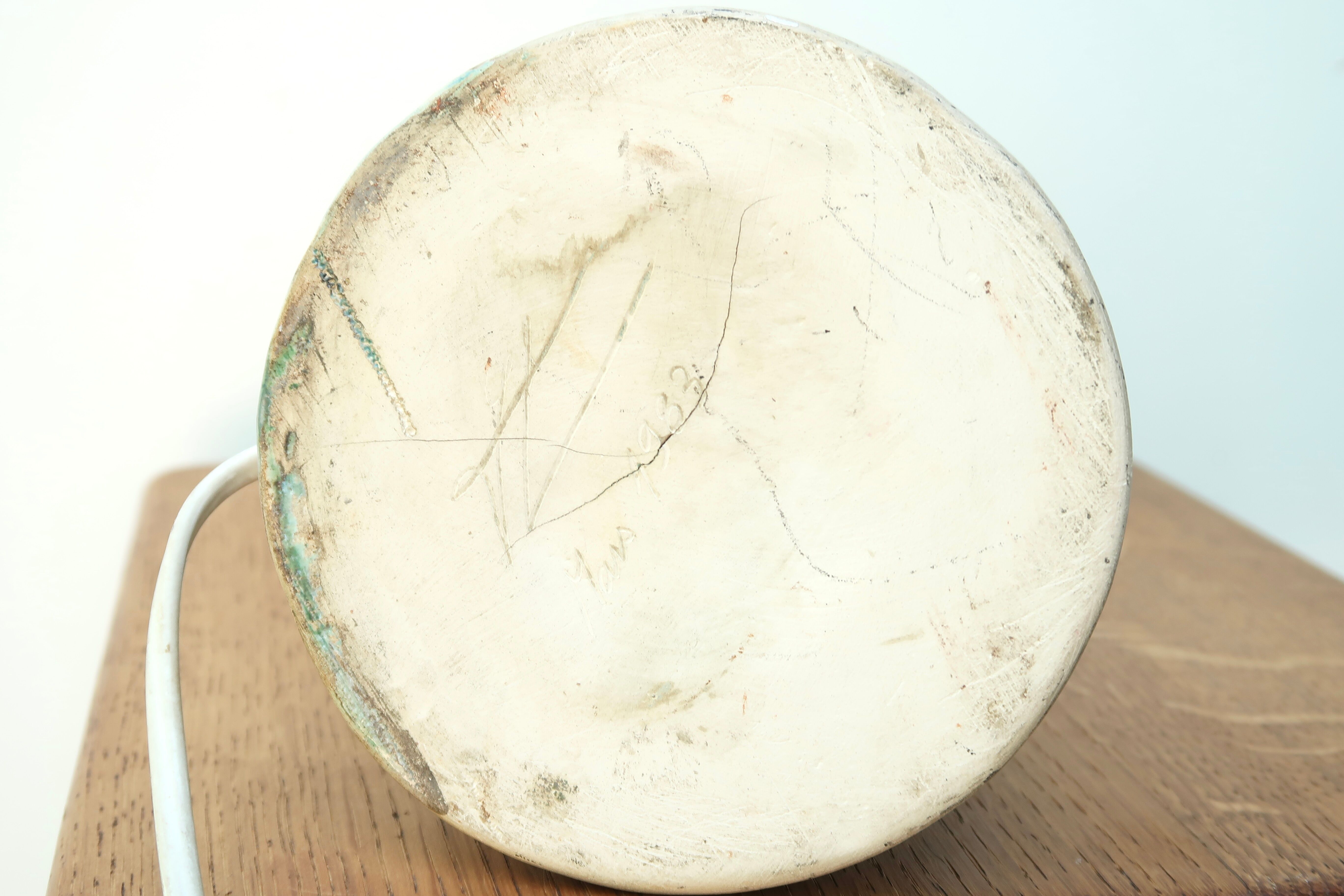 Lampe blanche et bleue en céramique, abat jour en raphia