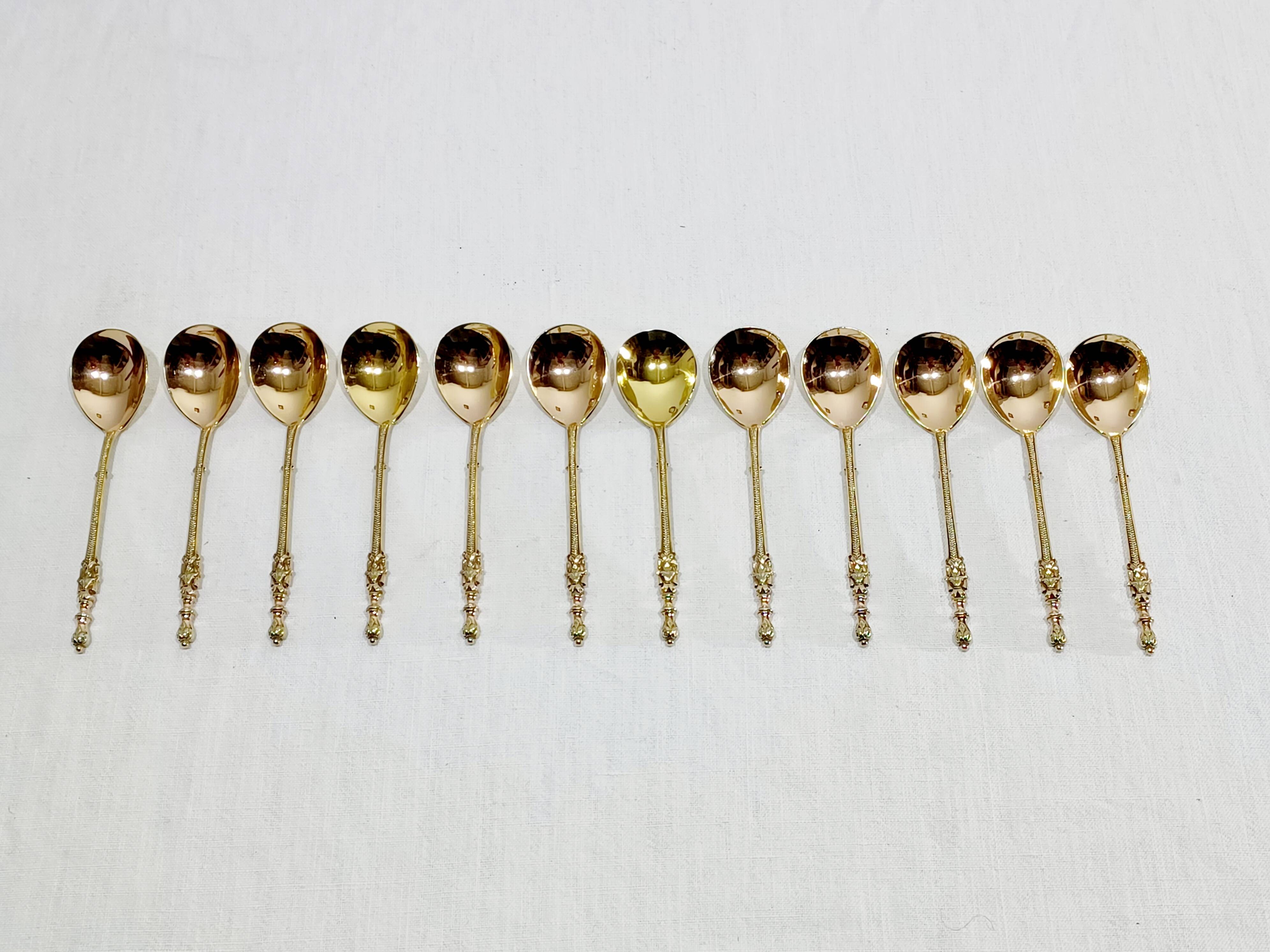 Hénin et Cie – 12 teaspoons with Russian-style silver-gilt handles