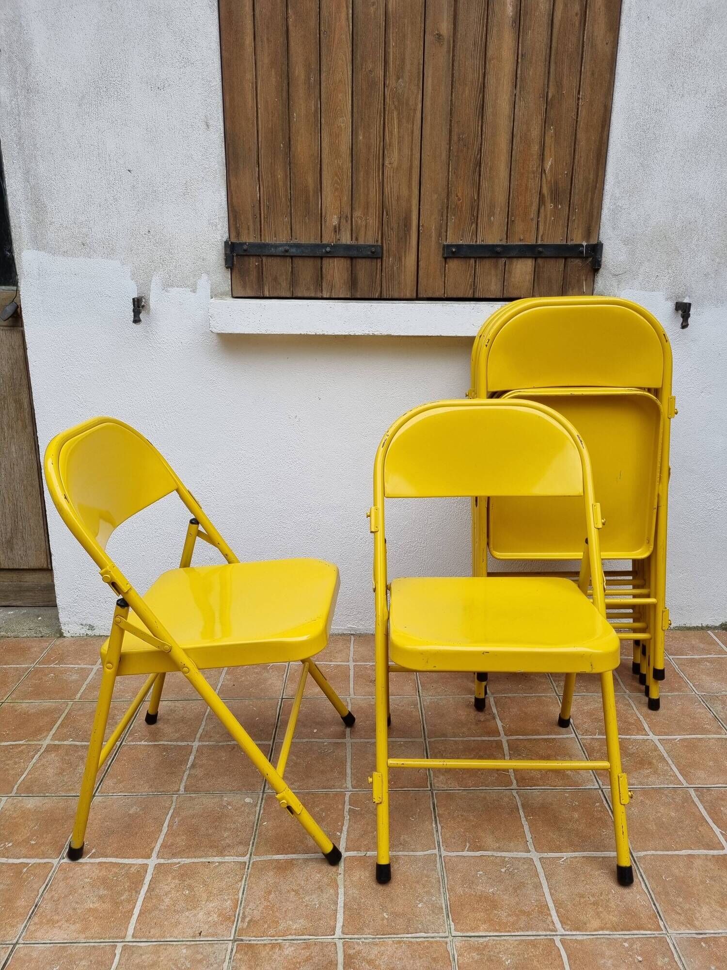 Ensemble de six chaises en métal pliantes jaunes Eurosit