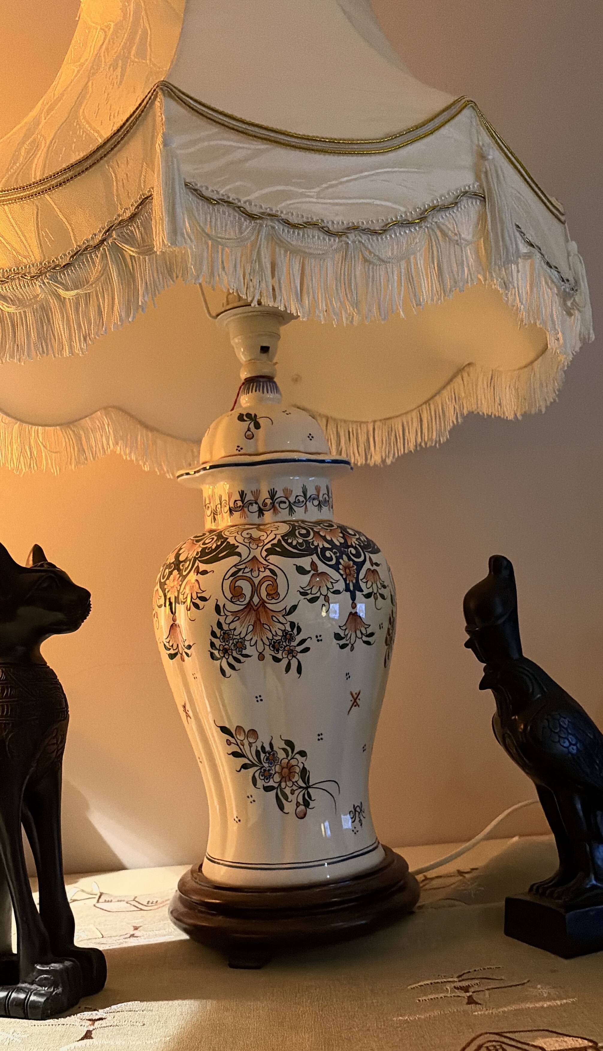 Very large ceramic lamp from Gien with a beautiful lampshade.