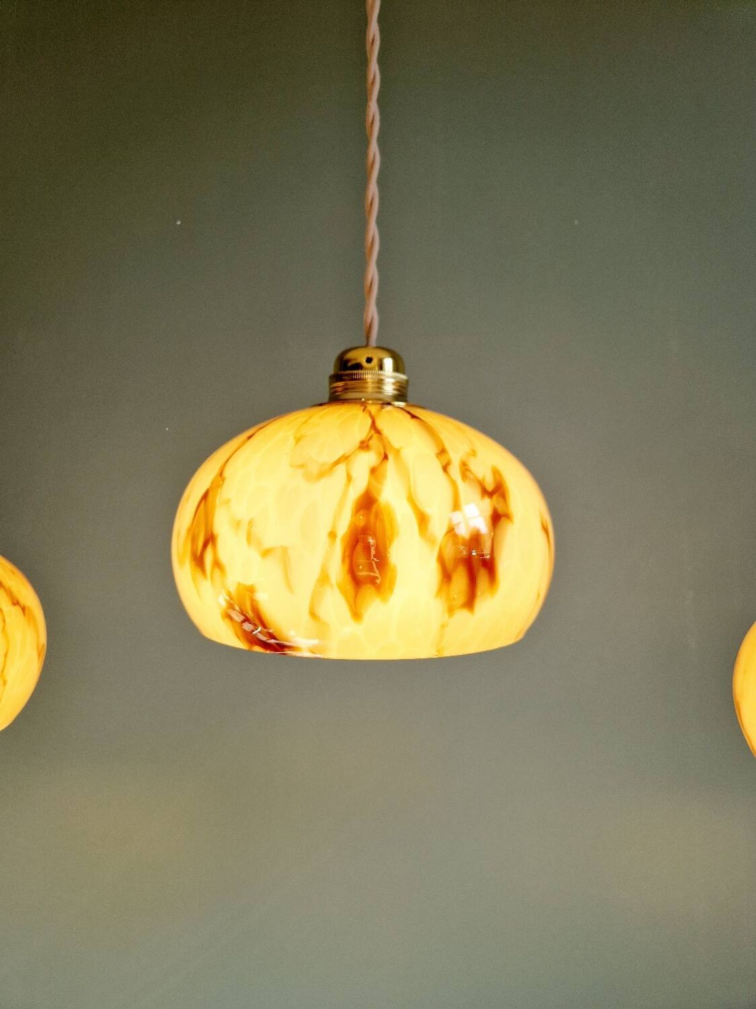Trio of Art Deco pendant lights in marbled opaline glass, 1920s-30s