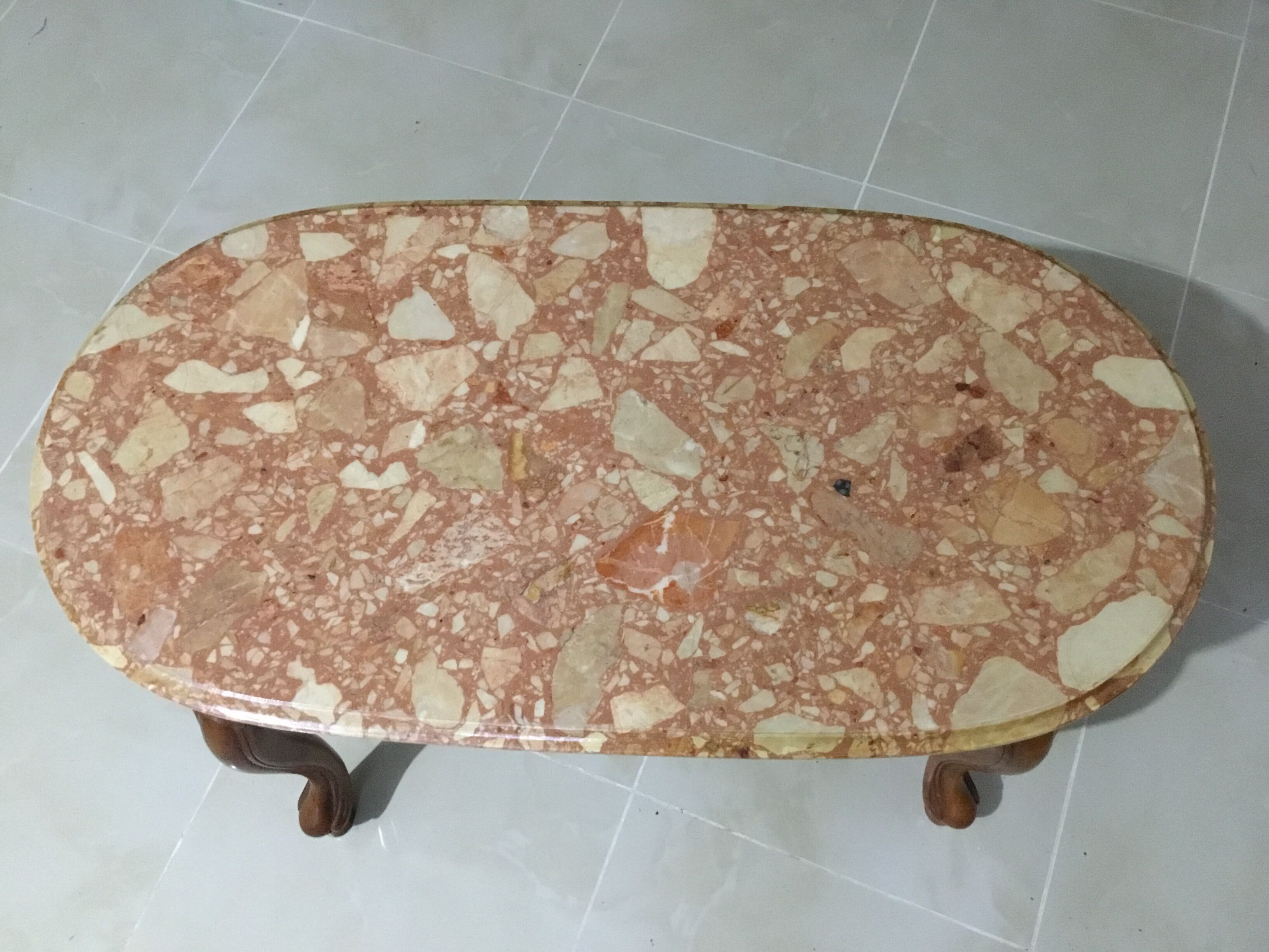 Table basse avec plateau en marbre