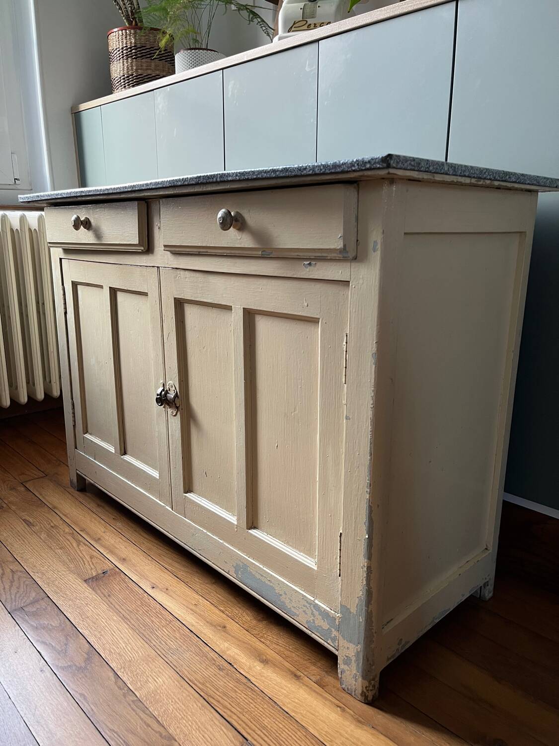 Buffet bas ancien en bois patiné avec plateau en tôle émaillée