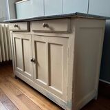 Buffet bas ancien en bois patiné avec plateau en tôle émaillée