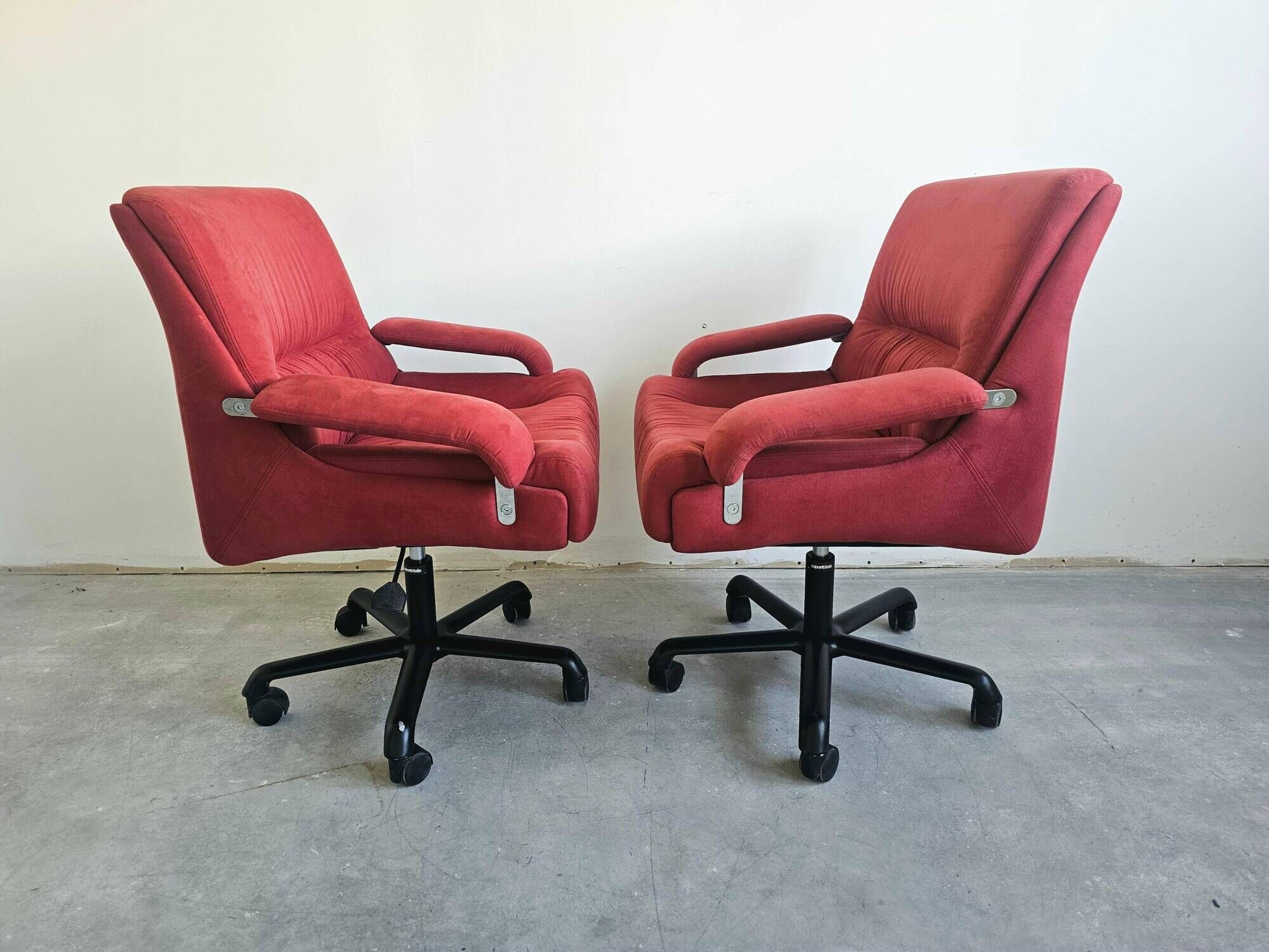 Pair of swivel armchairs model P85 by Giovanni Offredi for Saporiti