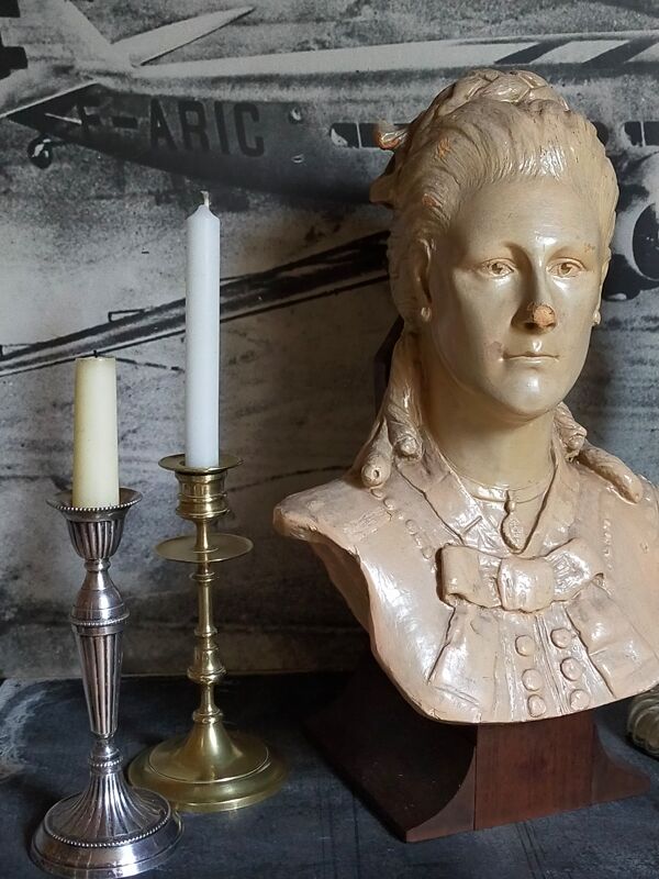 Buste de femme ''l'élégante''XIXème en plâtre peint signé sur son socle en bois massif