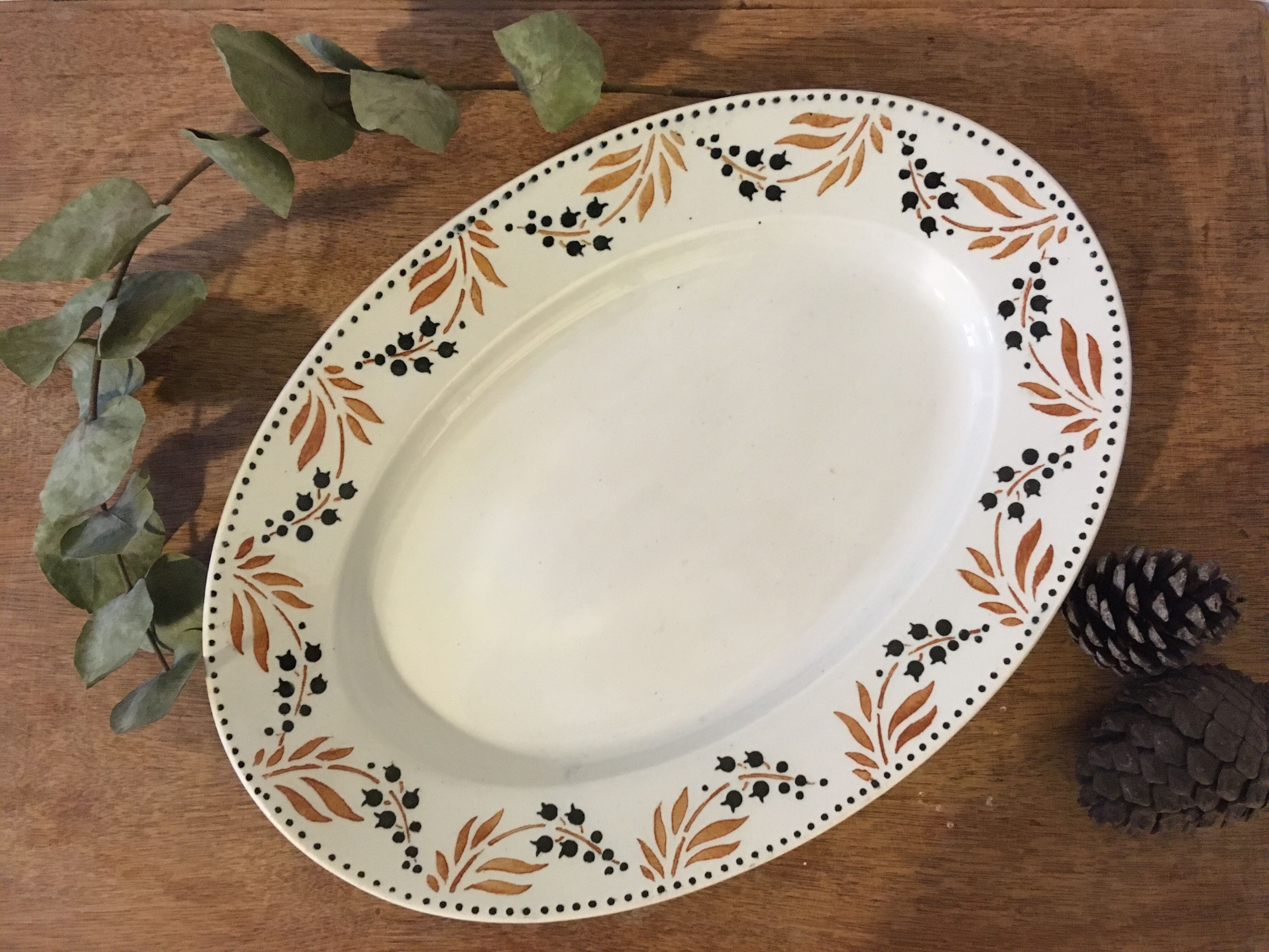 Oval dish in opaque porcelain from Gien
