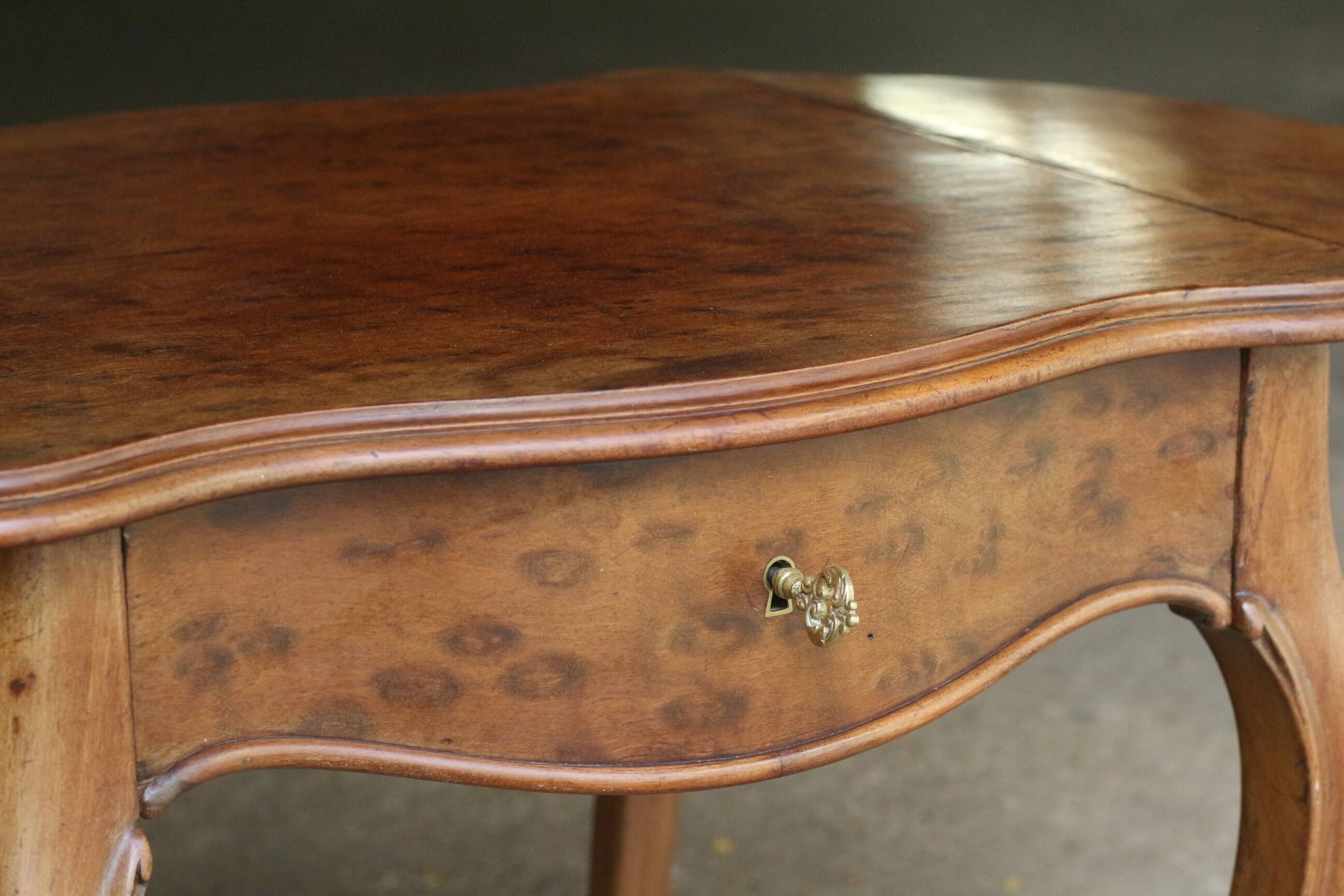 Charmante table Napoléon 3 estampillée (travail du Faubour, fin 19e).