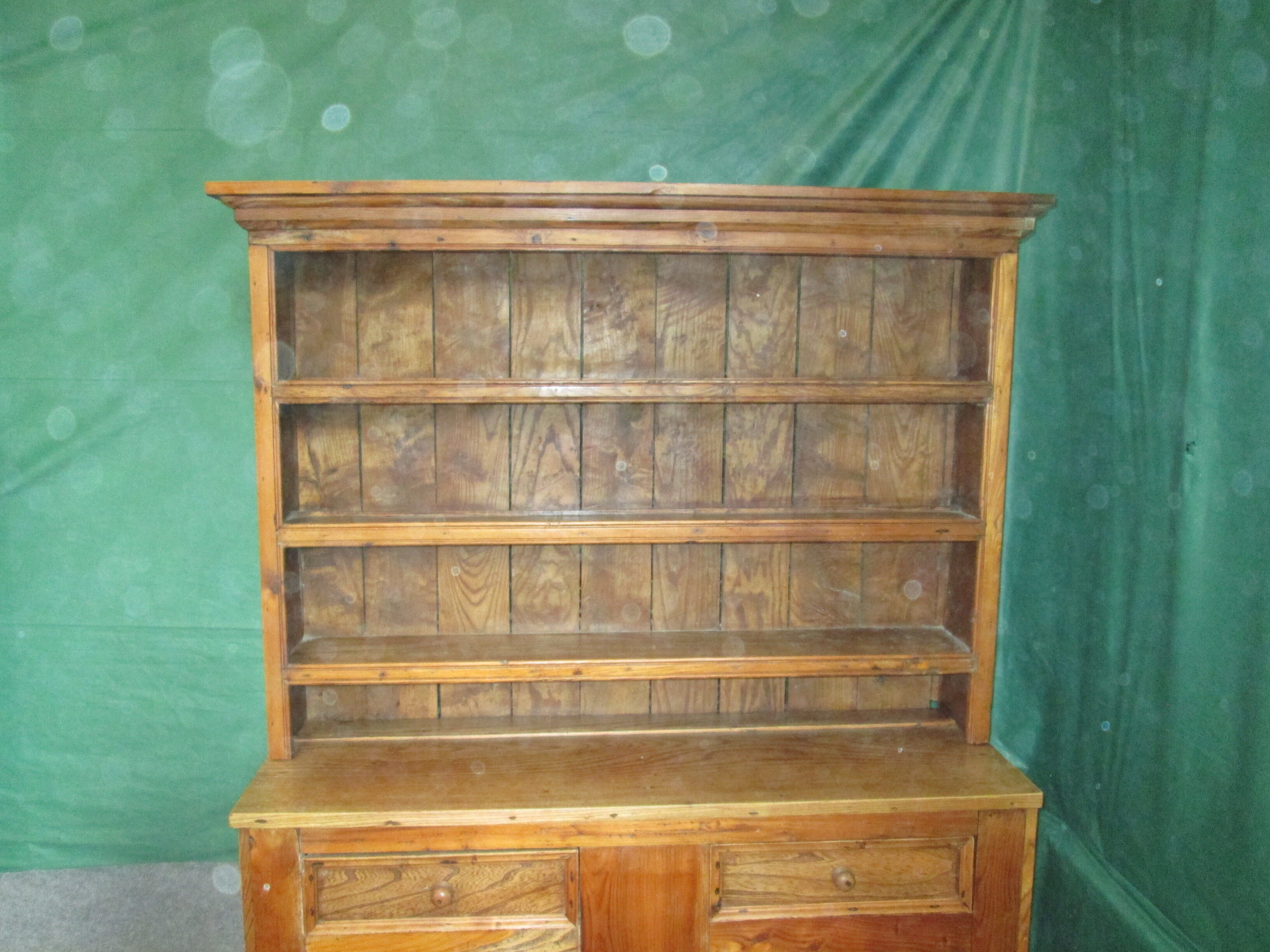 English elm vaisselier