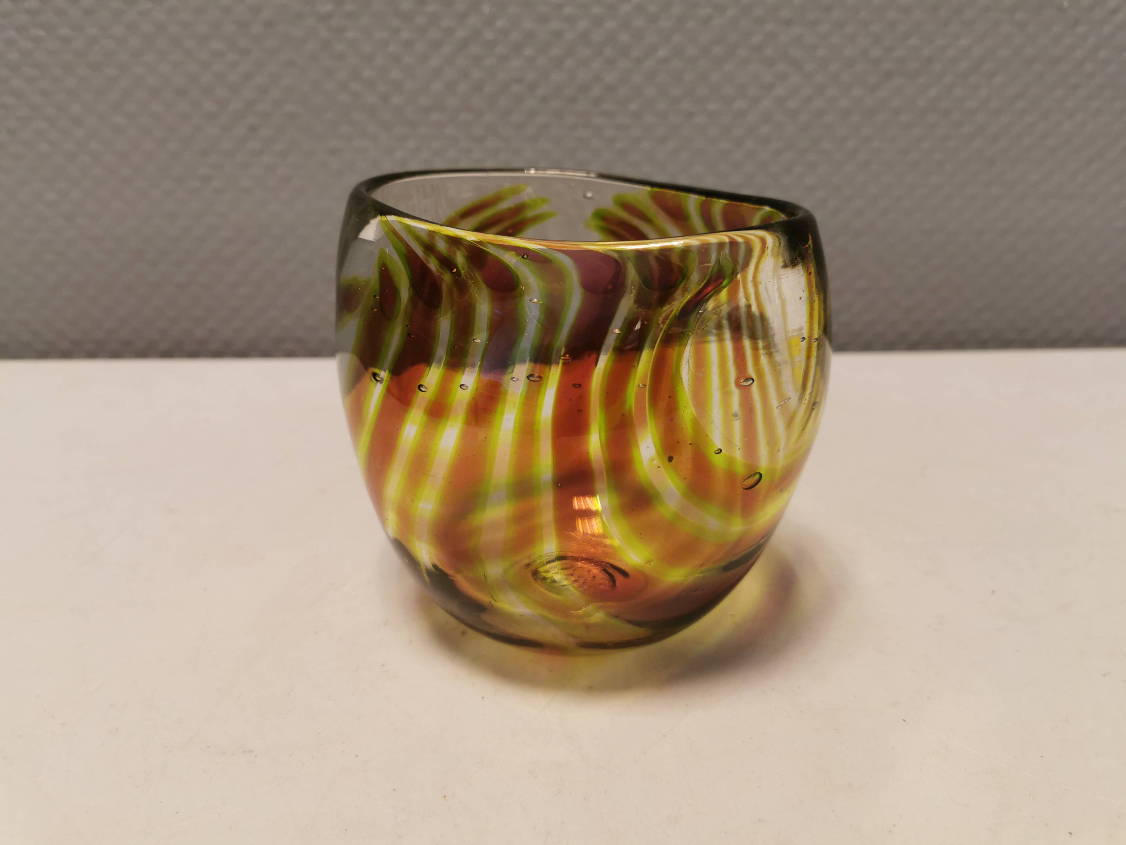 Beautiful mouth-blown vase in beautiful colours.