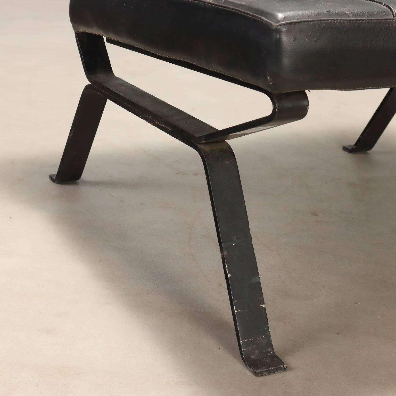 Vintage armchair in metal and black faux leather, Italian design from the 1970s.