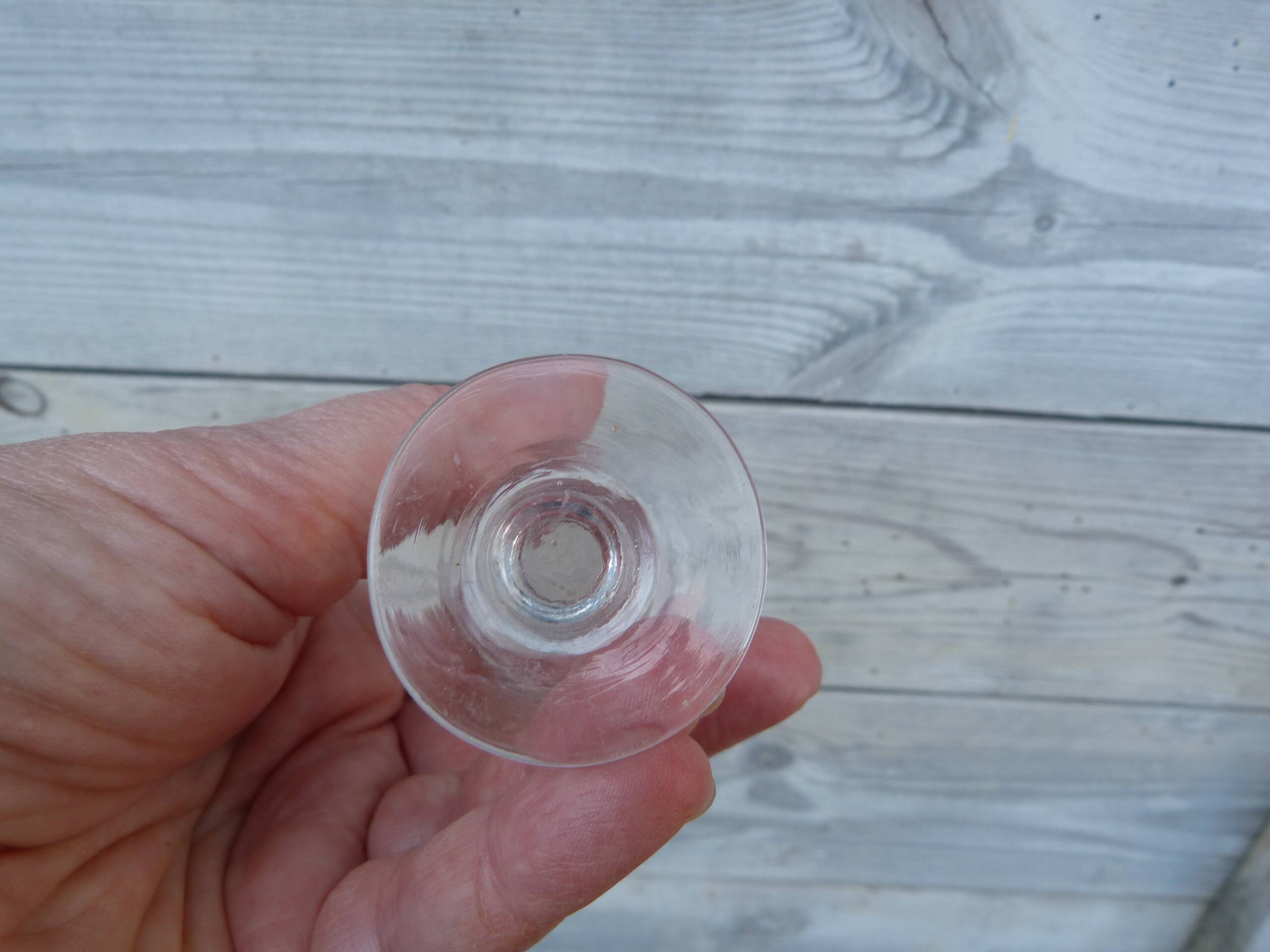 Set of 2 small glasses with old feet for digestive