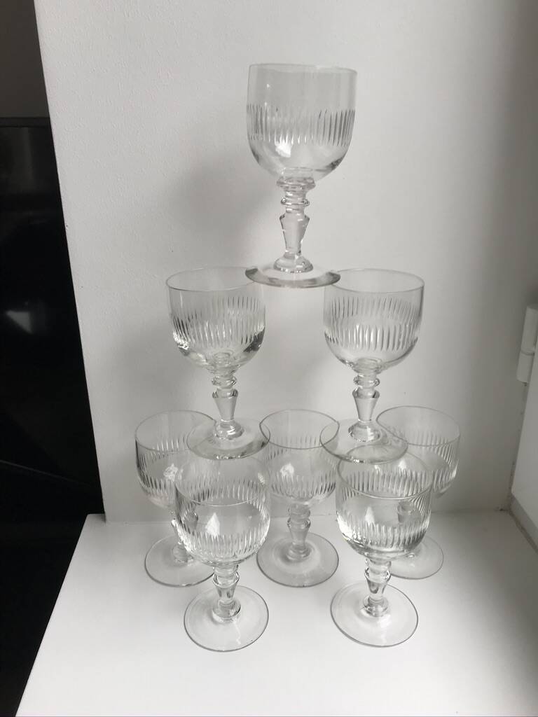 Ensemble de 8 verres à pied en verre moulé années 30 début XXème