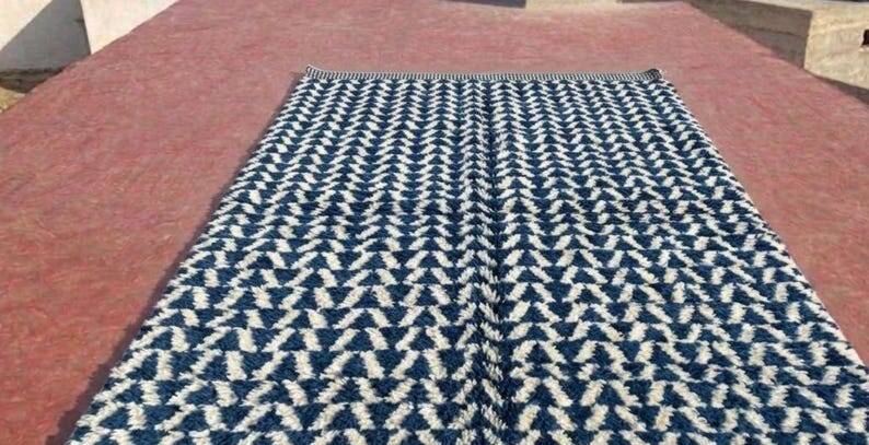 Moroccan Berber rug blue and ecru 300x200 cm – geometric pattern