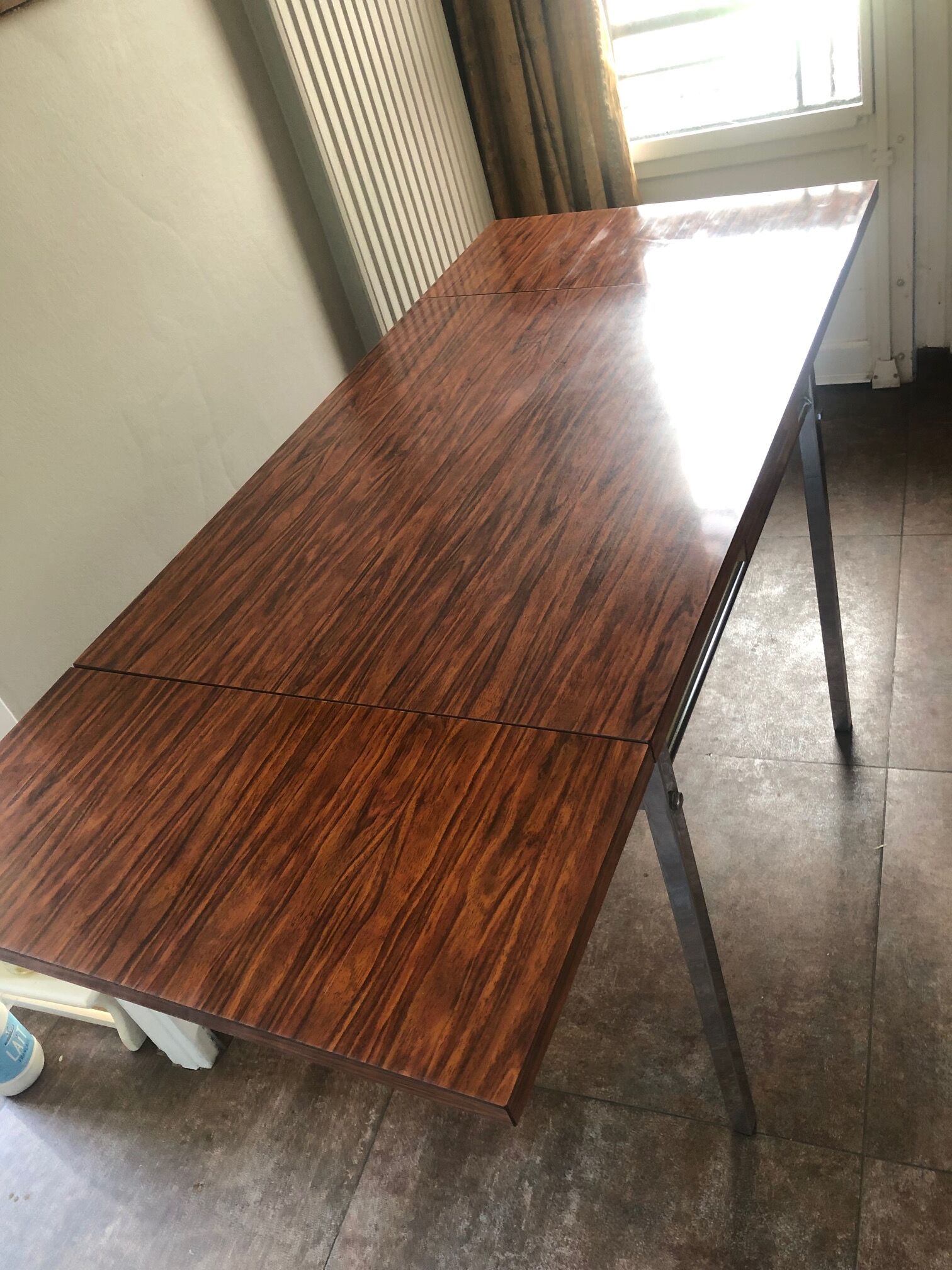 Table en formica avec sa chaise et son tabouret imitation palissandre