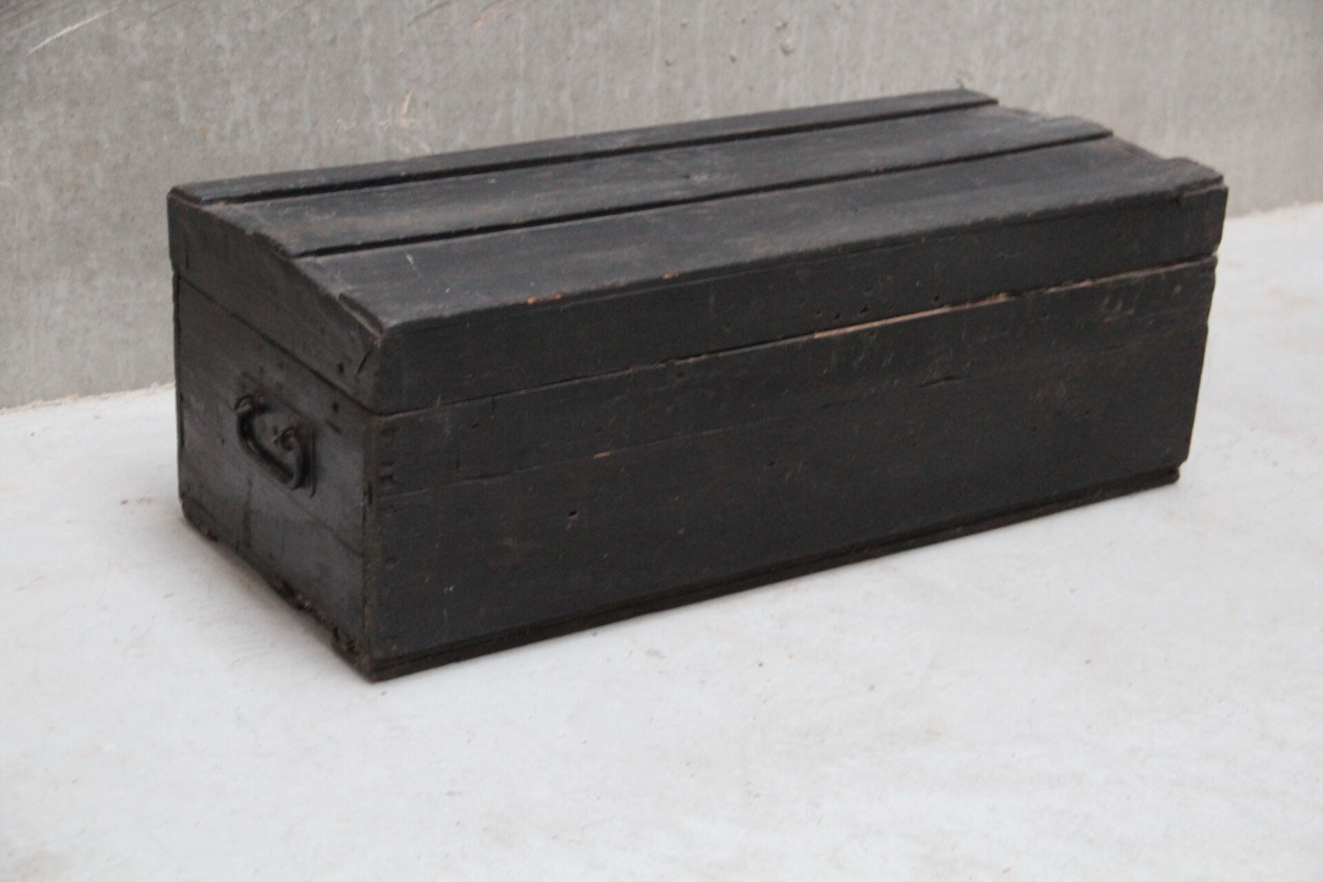 Coffre ancien noir en bois