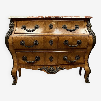 Commode style Louis XV en marqueterie de bois précieux entièrement galbée