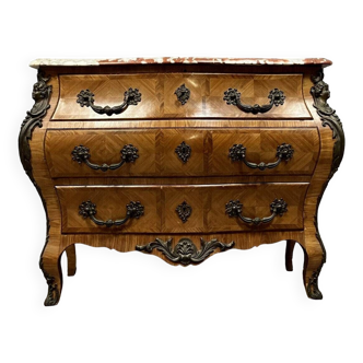 Commode style Louis XV en marqueterie de bois précieux entièrement galbée