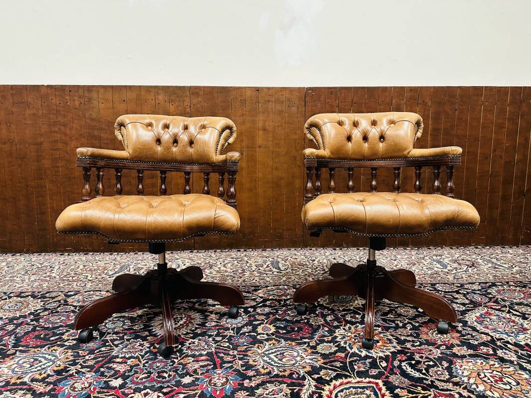 Ensemble de chaises de bureau Chesterfield English Captain Chairs marron