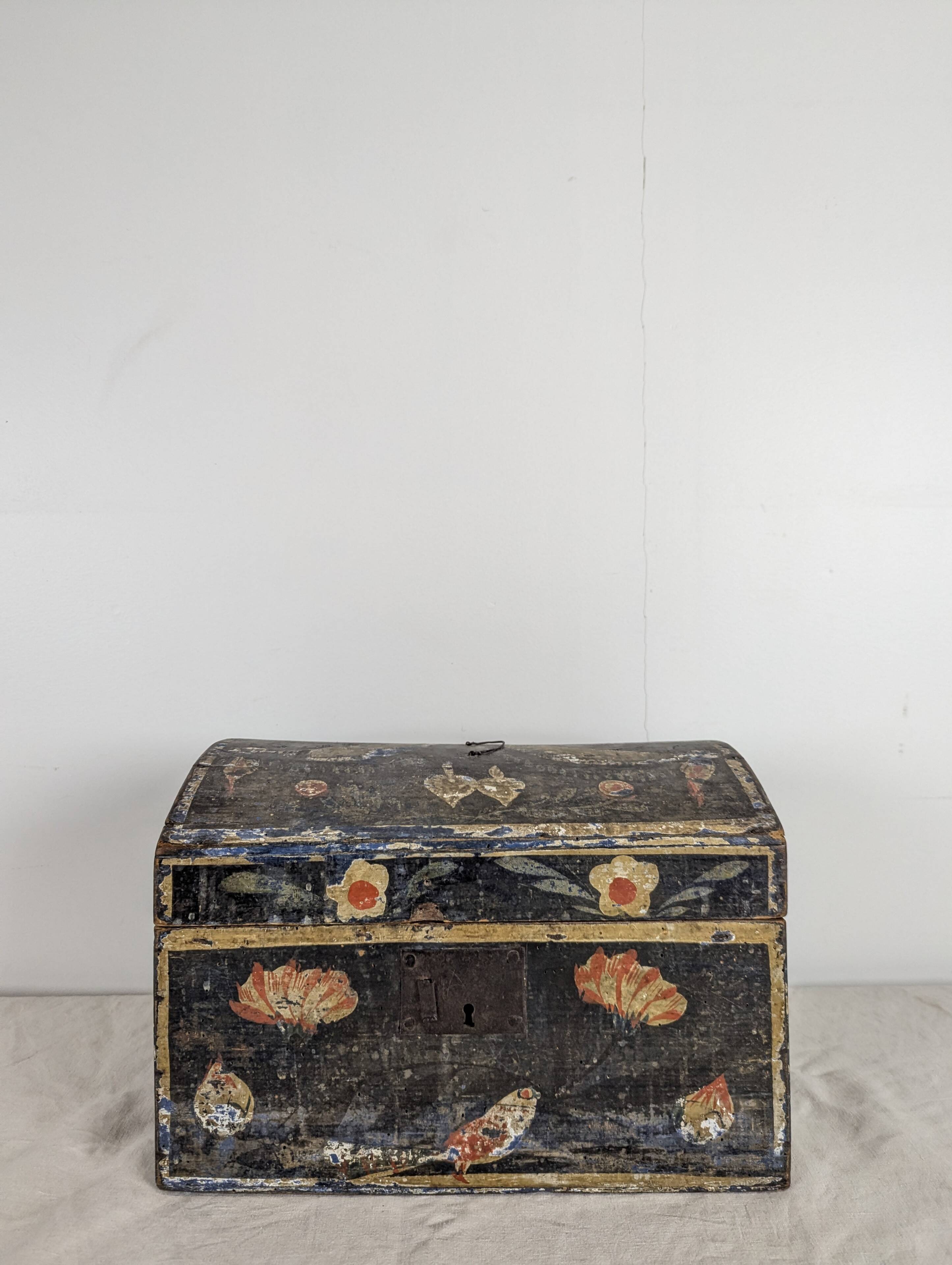 Small Norman wedding chest from the 19th century.