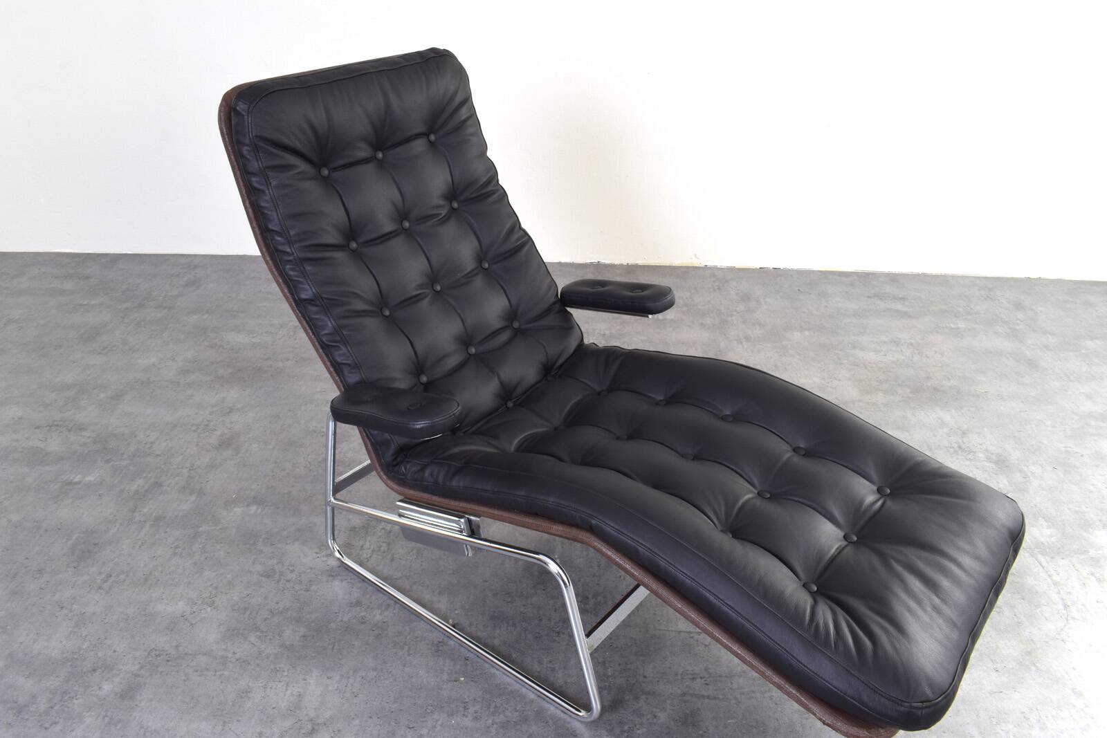 Bauhaus Leather and Chrome Model Fenix Chaise Longue by Sam Larsson for Dux