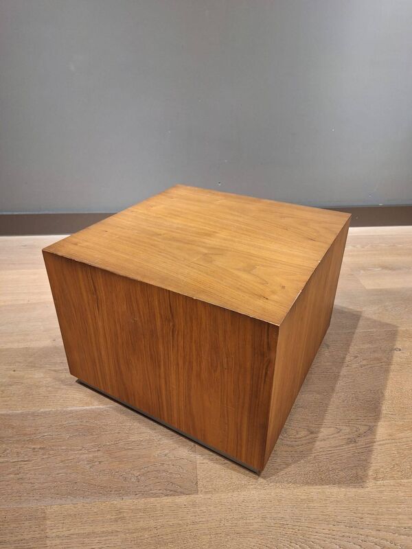 Ensemble de deux cubes modernistes / tables d'appoint ou tabourets en noyer.